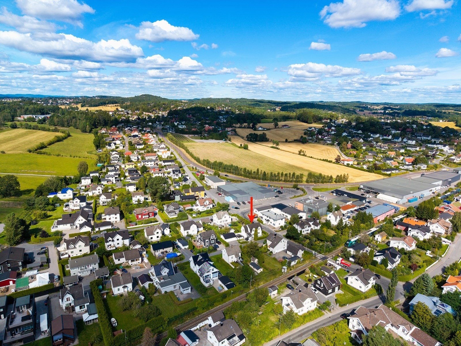 For barnefamilier er området ideelt. Fra eiendommen er det kort gangavstand til Sande barneskole og Breidablikk ungdomsskole. I tillegg er det et godt utvalg av både kommunale og private barnehager i området. Galleribilde