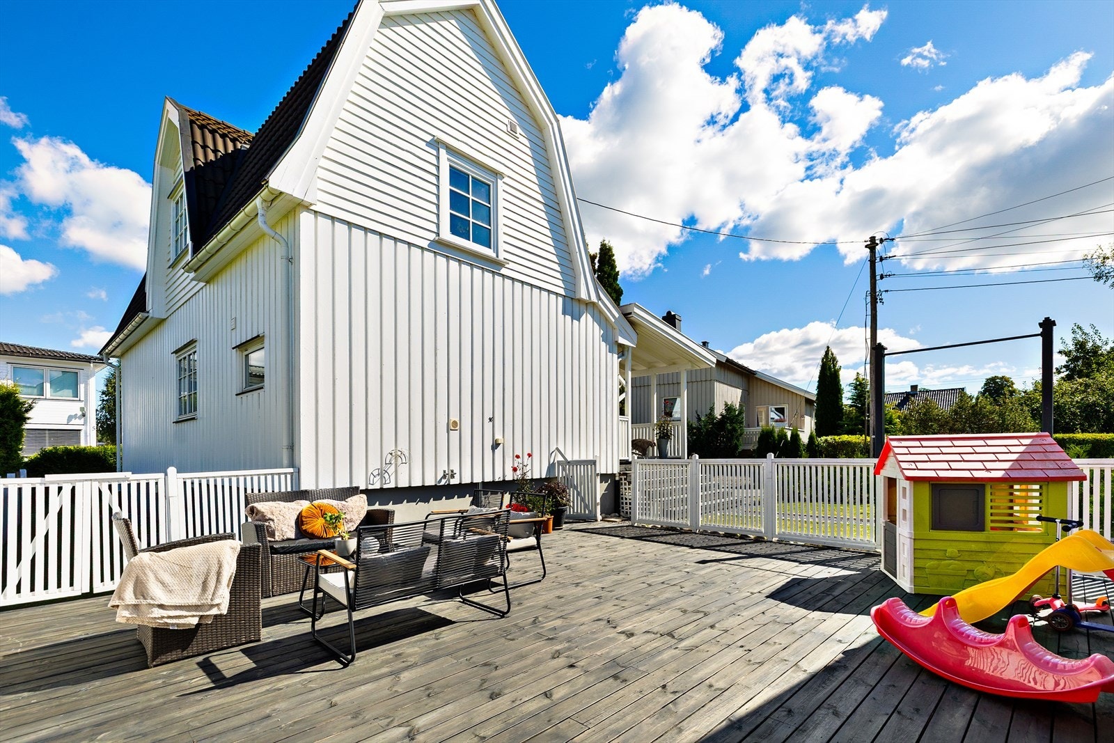 Boligen kan skilte med en flott, inngjerdet terrasse på hele 45 kvm - et perfekt uterom som blir en naturlig forlengelse av oppholdsrommene inne. Galleribilde