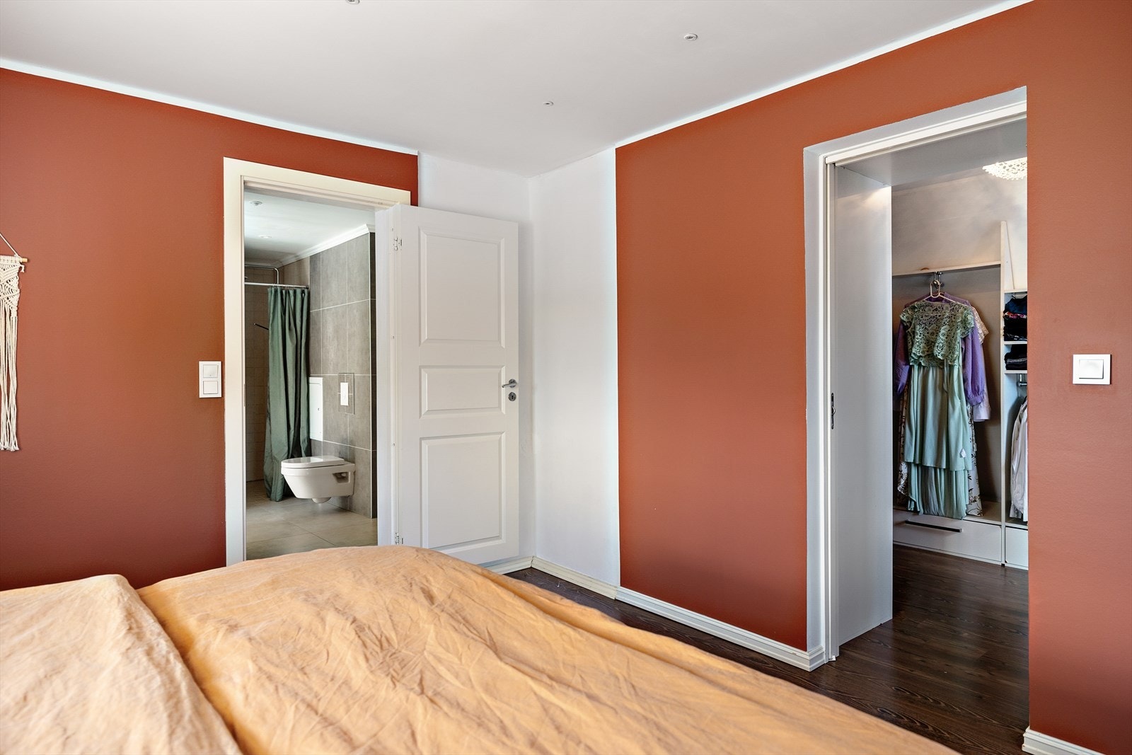 Fra baderommet er det direkte tilkomst til det store hovedsoverommet - en praktisk og eksklusiv løsning som gir en følelse av egen suite. Her kan man nyte privatlivet med kort vei fra en lun og rolig soveplass til et lekkert baderom. Galleribilde