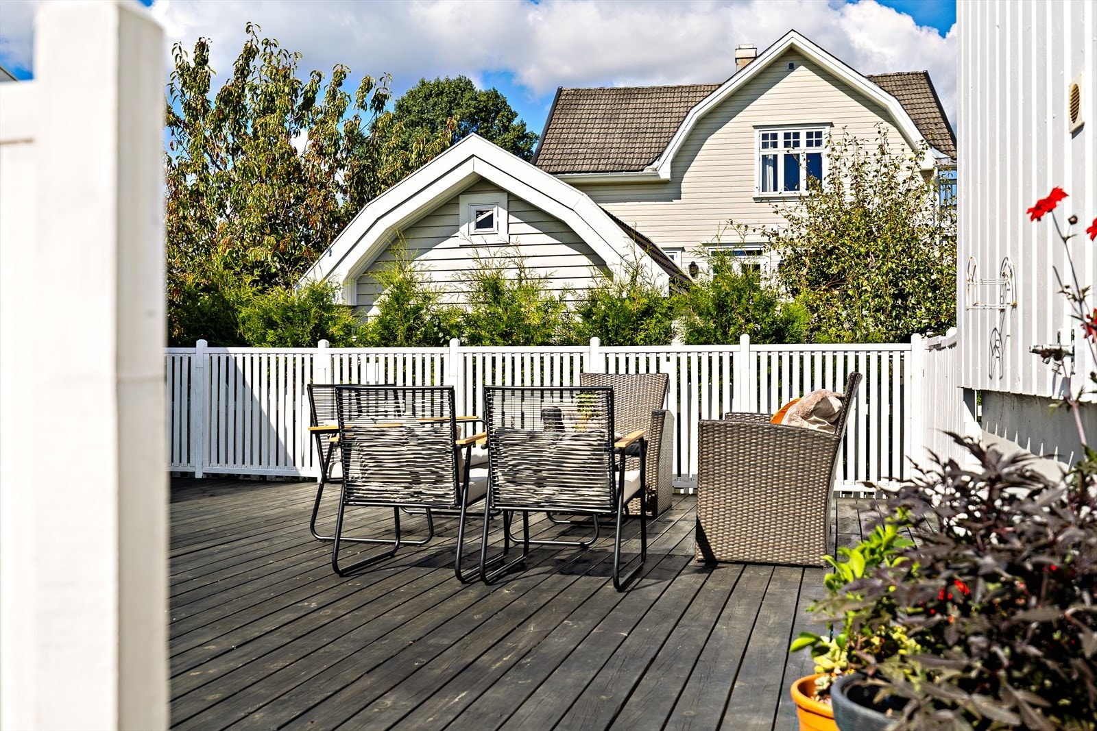 Den romslige utformingen gir rikelig plass til flere soner: et trygt lekeområde for de minste, en koselig loungegruppe hvor man kan slappe av med en bok eller en kopp kaffe, samt en stor spiseplass for hyggelige måltider og sosiale sammenkomster. Galleribilde