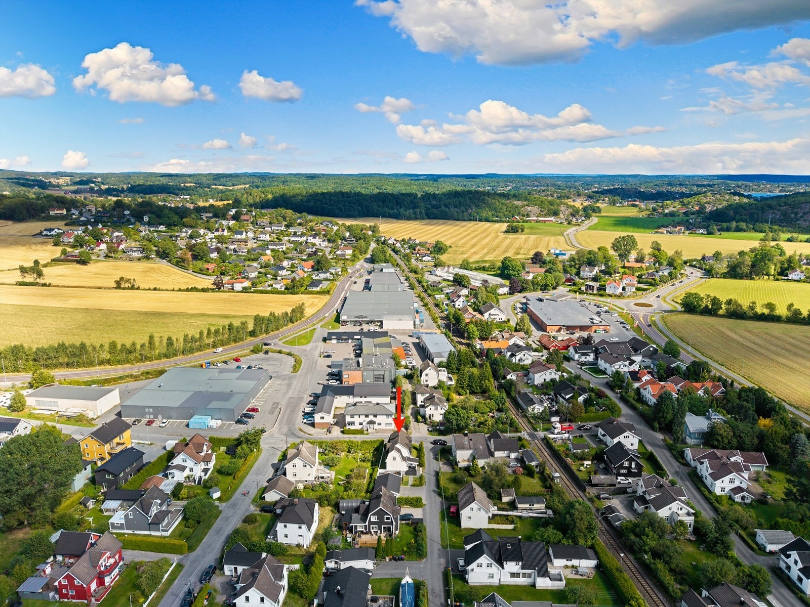 Her får du en beliggenhet som kombinerer fredelige omgivelser, gode oppvekstvilkår og nærhet til både natur, sentrum og transport - kort sagt et sted hvor hele familien kan ha det godt. Galleribilde