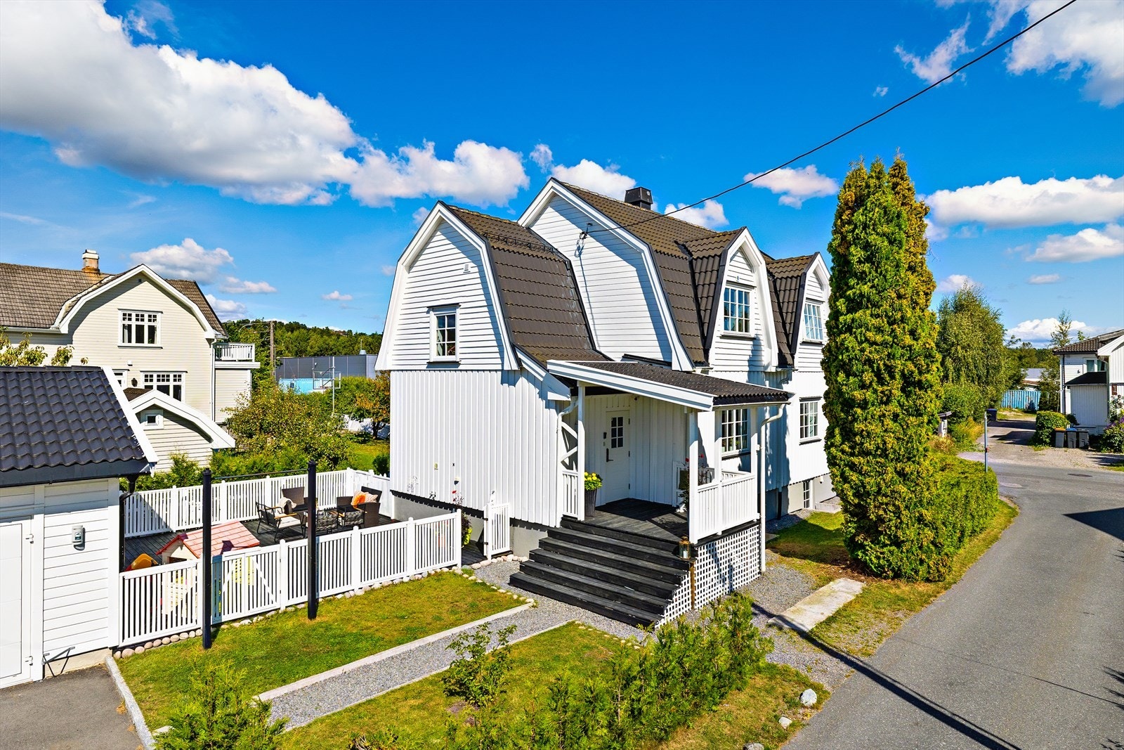Eiendommen har en pen og lettstelt tomt som passer perfekt for både barnefamilier og de som ønsker en oversiktlig uteplass med lite vedlikehold. Tomten er flat og praktisk, noe som gjør den enkel å utnytte til både lek, opphold og sosiale sammenkomster. Galleribilde