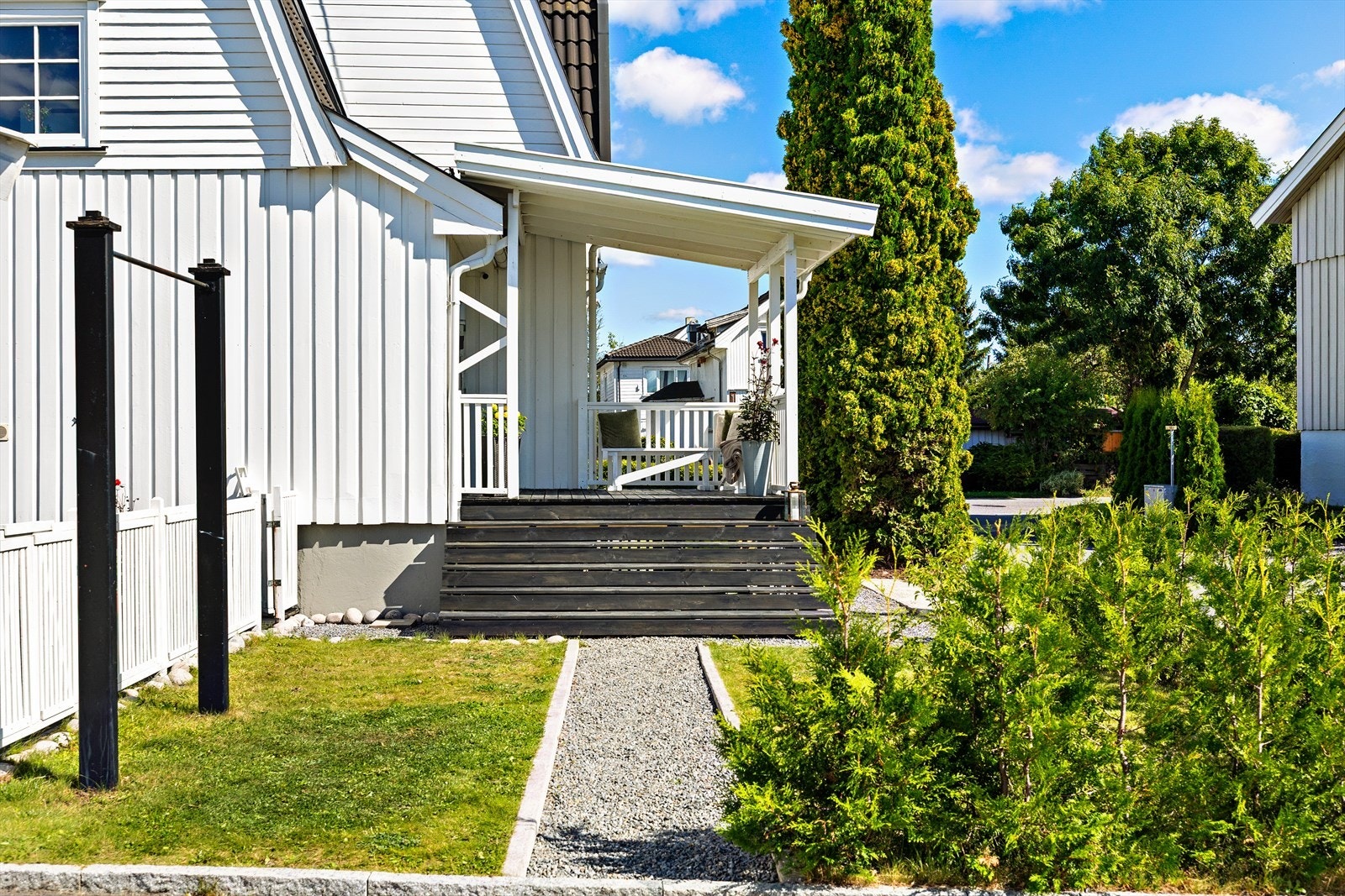 Fra gårdsplassen leder fine gruslagte gangstier deg gjennom eiendommen og bidrar til en helhetlig og tiltalende opplevelse. Galleribilde
