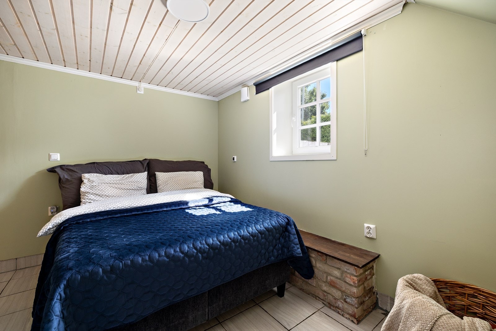 Det er god plass til dobbeltseng, garderobeløsninger og øvrig møblement, noe som gjør rommet både funksjonelt og fleksibelt. Galleribilde