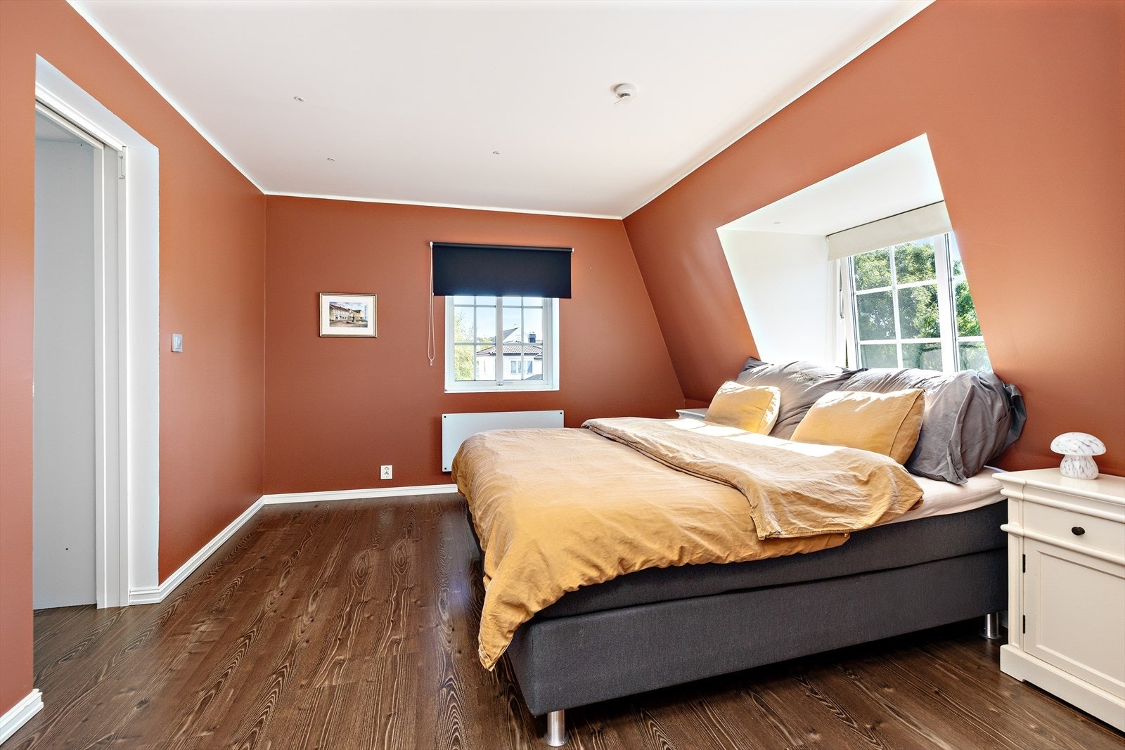 Hovedsoverommet er svært romslig. Veggene er malt i en moderne og stilfull farge som skaper en lun og elegant ramme rundt rommet. Her er det god plass til en stor dobbeltseng og øvrig møblement, samtidig som rommets størrelse gir luft og romfølelse. Galleribilde