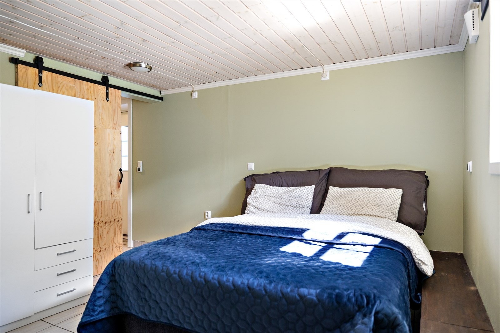 Et av soverommene i kjelleren utmerker seg med egen inngang, noe som gir rommet en helt spesiell fleksibilitet. Galleribilde