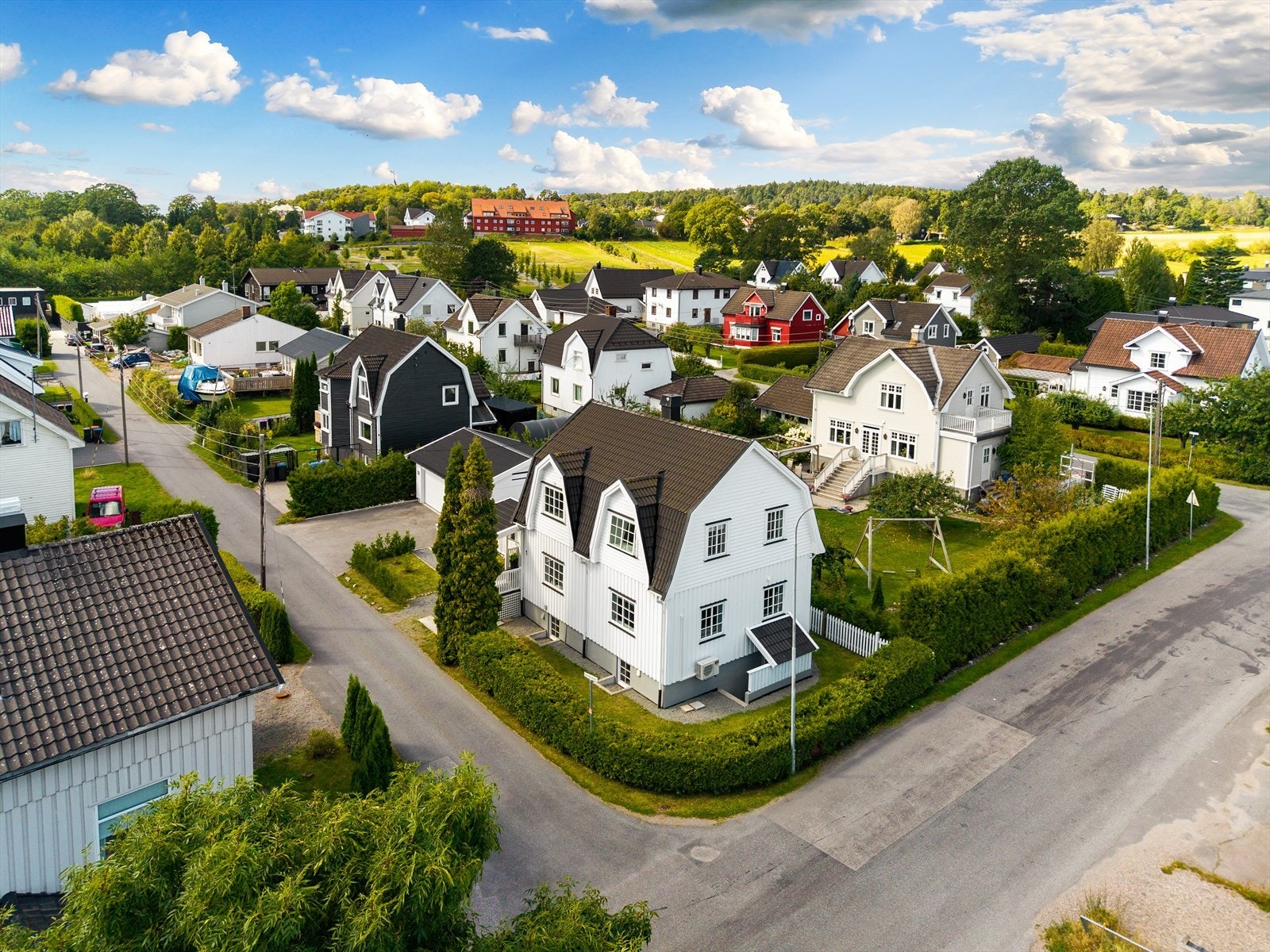Boligen kan skilte med en nydelig beliggenhet på en solrik hjørnetomt, perfekt for utehygge og familieliv. Galleribilde