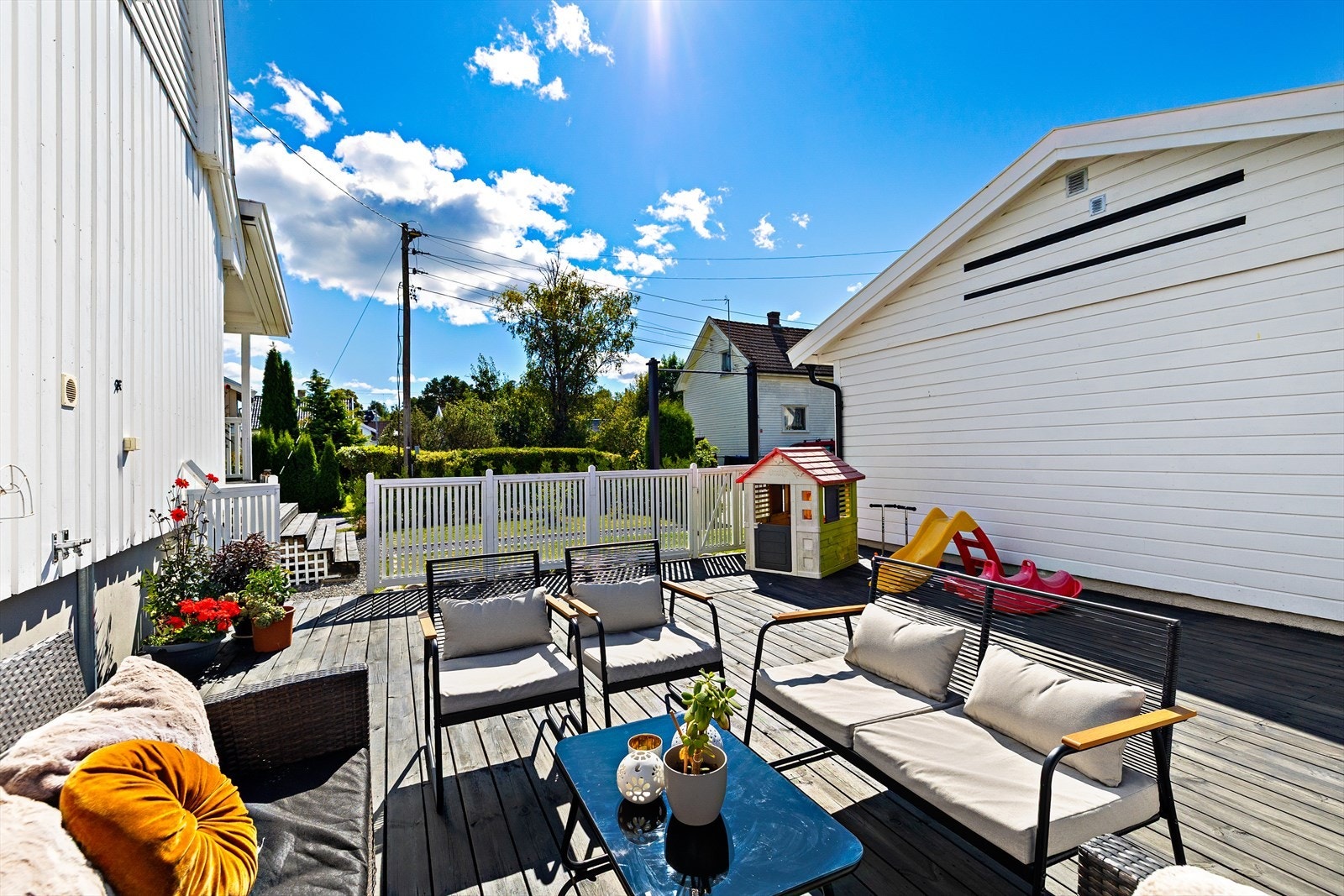 Her kan du nyte solen i skjermede omgivelser fra tidlig til sent på dagen, samtidig som terrassen gir en lun og privat atmosfære. Galleribilde