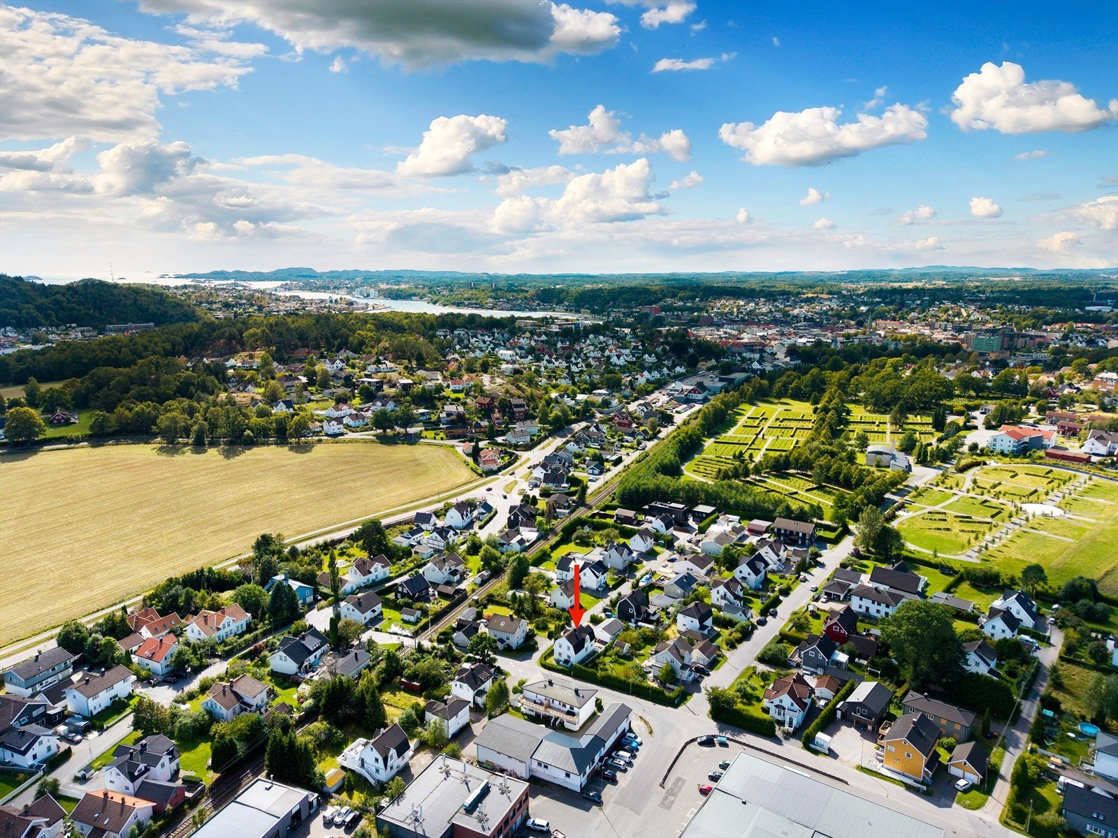 Kollektivtilbudet er også godt. Nærmeste bussholdeplass ligger bare noen minutters gange unna, og det er ca. 16 minutters gange til Sandefjord stasjon. Galleribilde