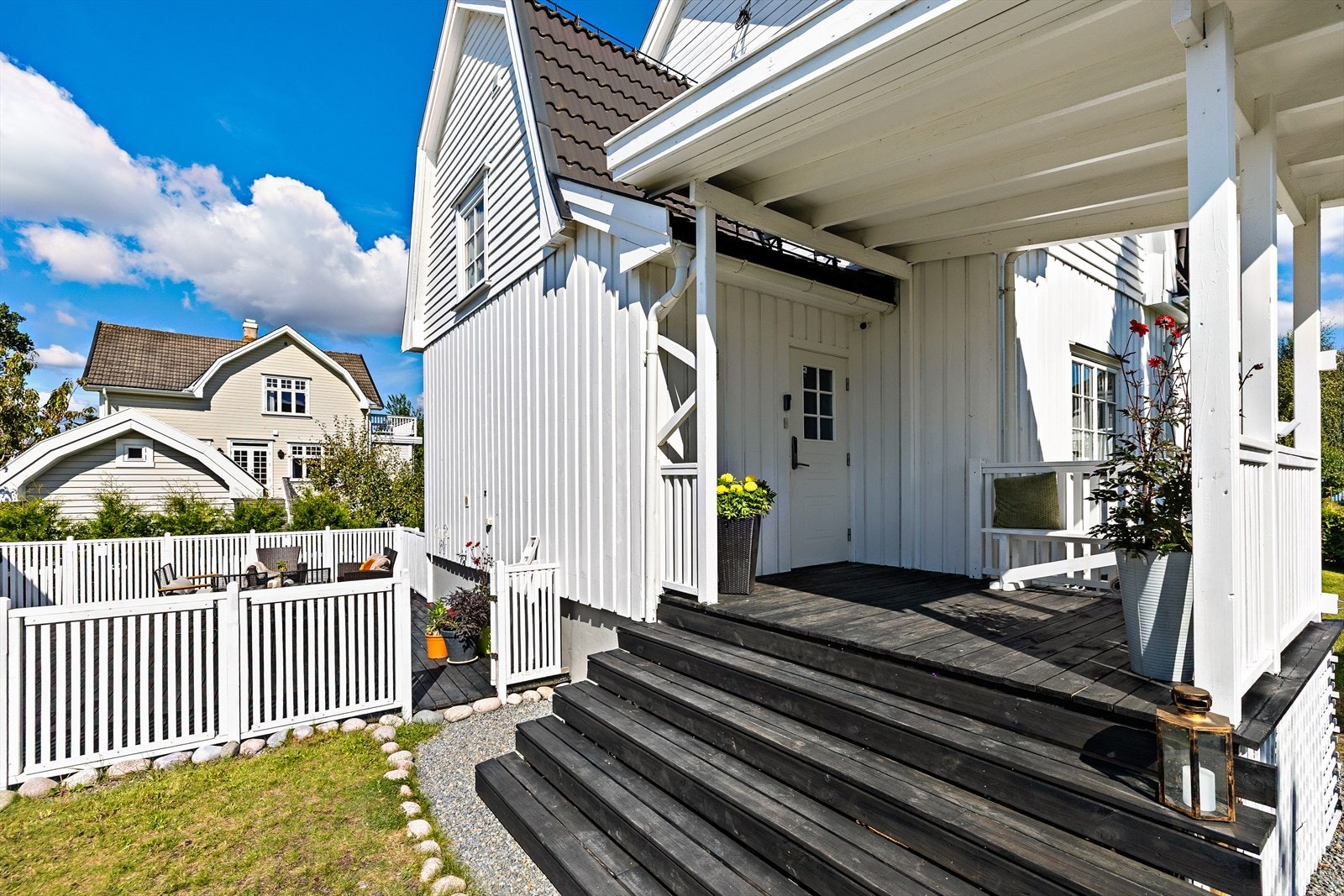 Boligen ønsker velkommen med et lekkert, overbygget inngangsparti som både gir ly for vær og vind og setter et elegant preg på fasaden. Galleribilde