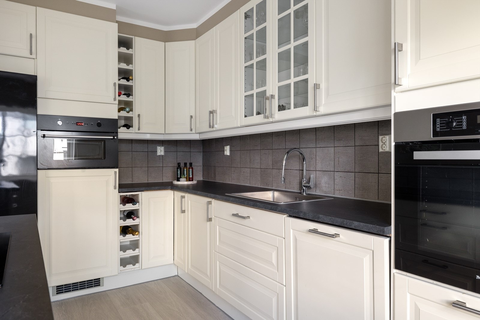 Den romslige benkeplaten i laminat har nedfelt oppvaskkum, og her er det rikelig med både arbeids- og oppbevaringsplass. Galleribilde