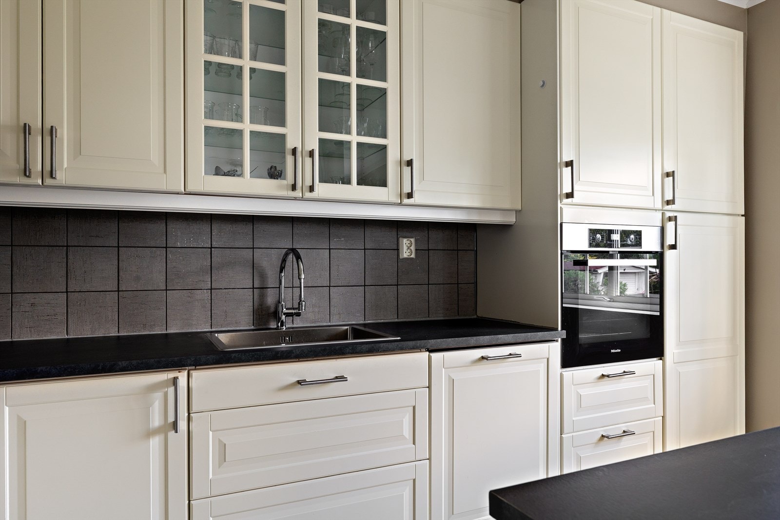 Kjøkkenet er godt utstyrt med integrert steketopp, komfyr, oppvaskmaskin og mikro, samt frittstående kjøle- og fryseskap med vann- og isdispenser. Det er i tillegg montert komfyrvakt og kjøkkenventilator med avtrekk ut (ca. 2014 ifølge eier). Galleribilde