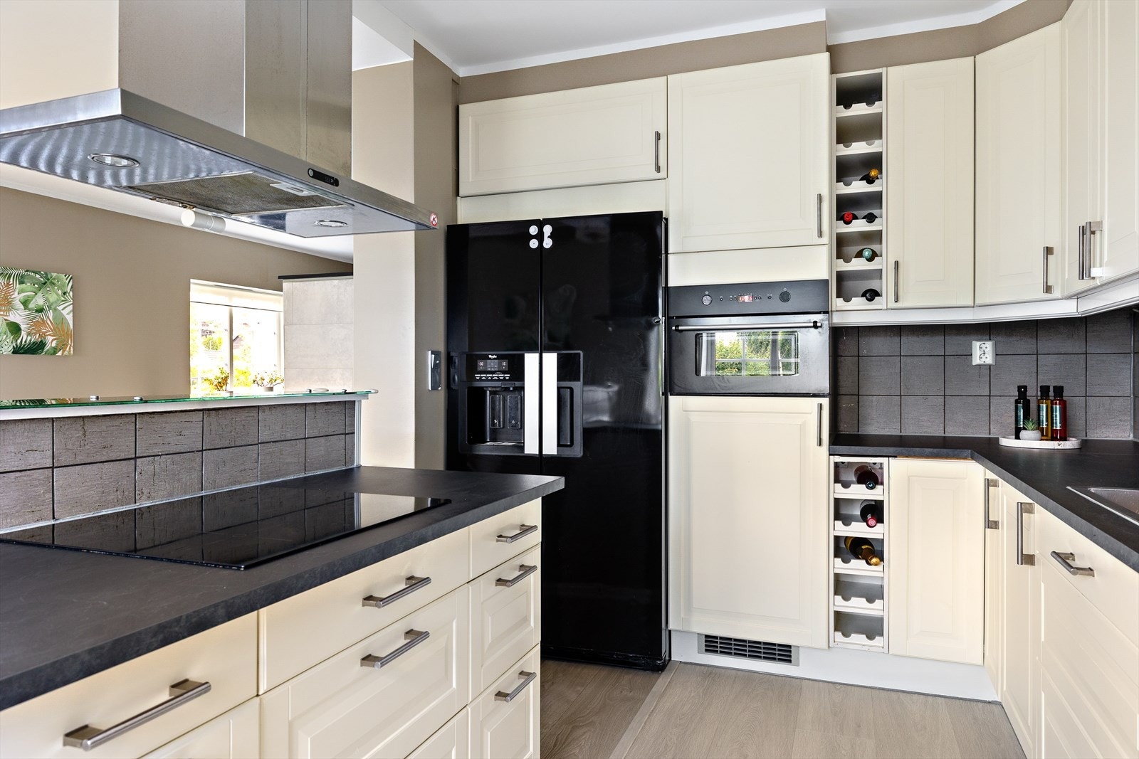 En praktisk kjøkkenøy gir ekstra arbeidsflate og blir et naturlig samlingspunkt i rommet, enten til matlaging eller sosiale stunder. Galleribilde