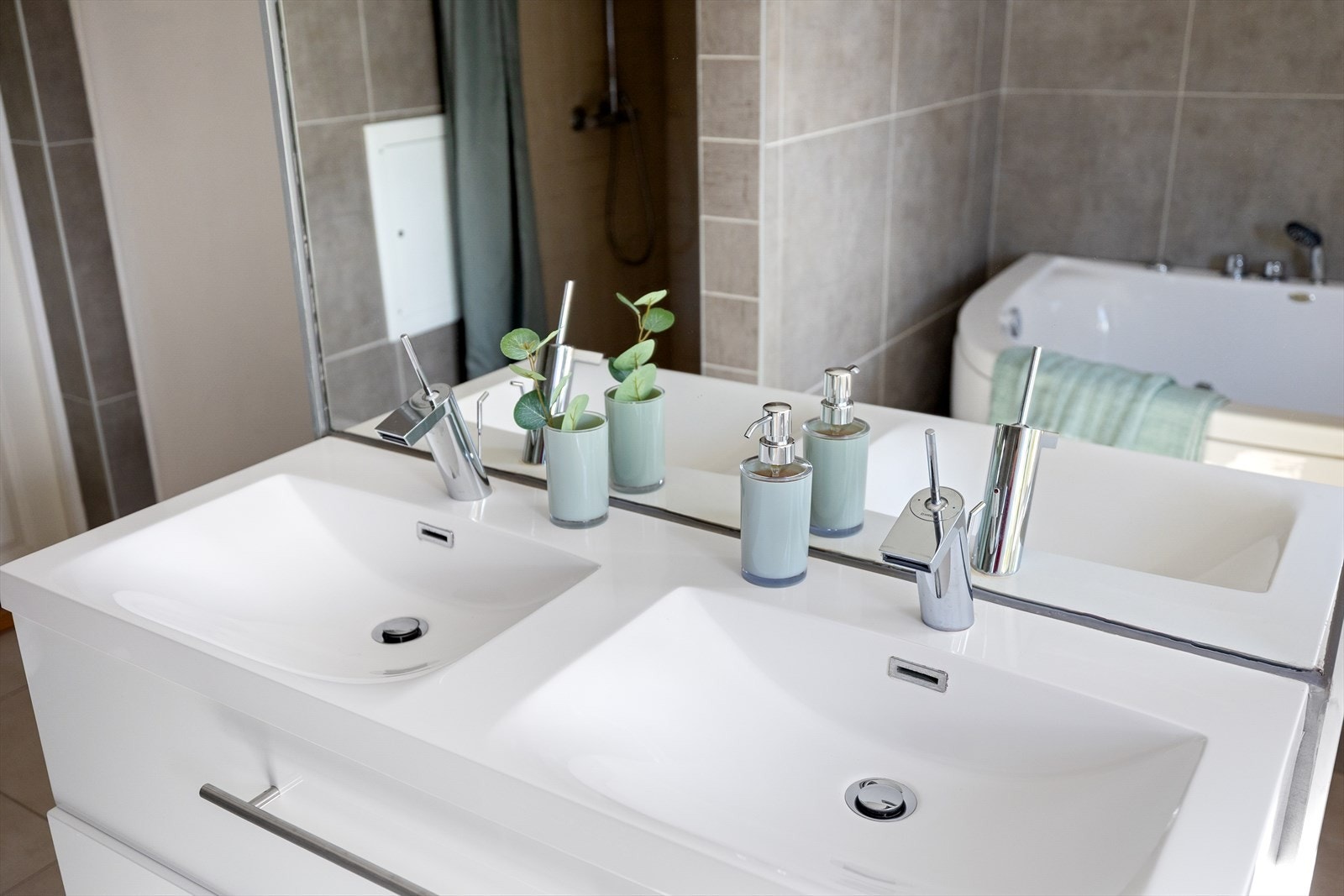 Innredningen er gjennomført og praktisk med dobbel servantskap som gir godt med plass til oppbevaring og enkel morgenlogistikk for flere. Det store speilet og skapene skaper både lys og romfølelse, og gjør badet til et svært anvendelig rom i hverdagen Galleribilde