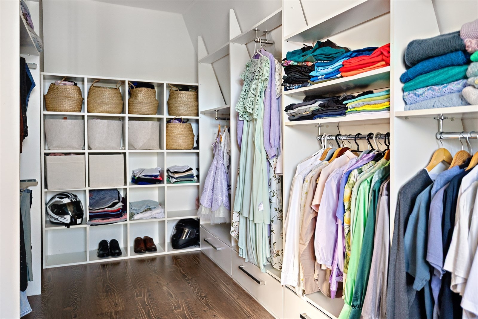 Fra hovedsoverommet har man direkte tilkomst til et romslig walk-in closet - en svært ettertraktet løsning som gir både komfort og luksus i hverdagen. Galleribilde