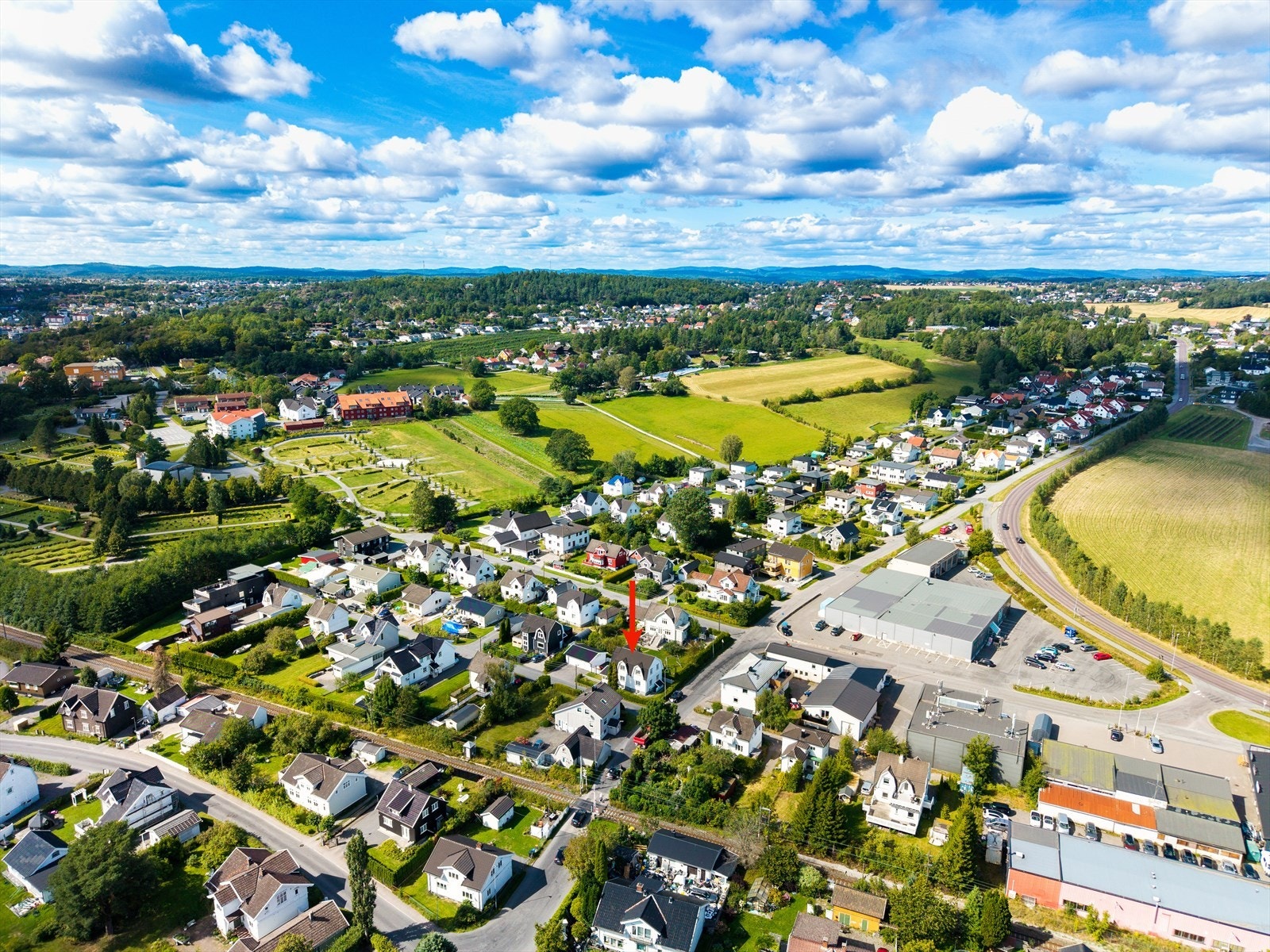 Eneboligen har en svært attraktiv beliggenhet i et rolig, hyggelig og barnevennlig boligområde på Hasle. Galleribilde