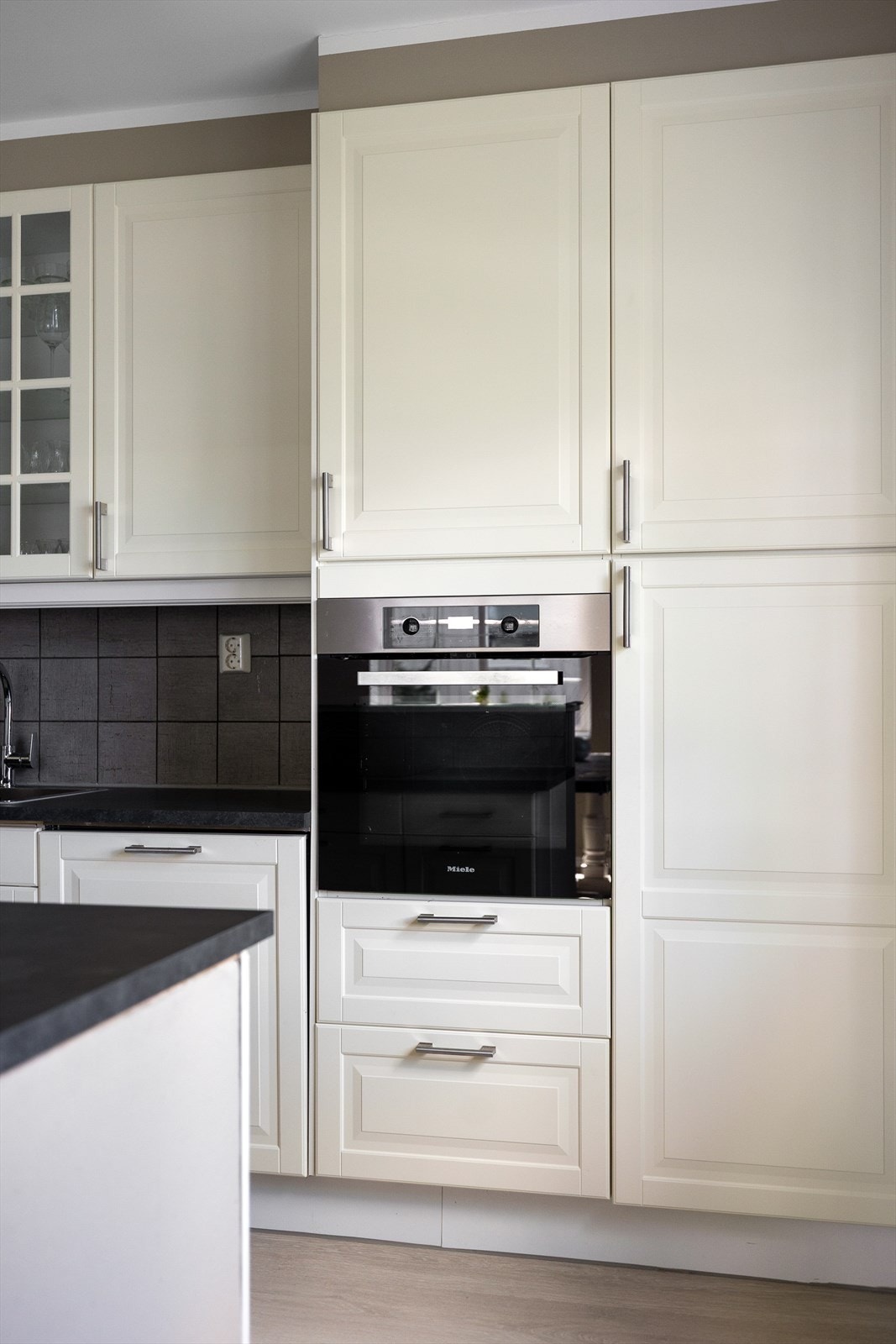 Her ligger alt til rette for en effektiv og hyggelig matopplevelse, samtidig som kjøkkenet har en stilren utforming som passer godt til boligens helhetlige preg. Galleribilde