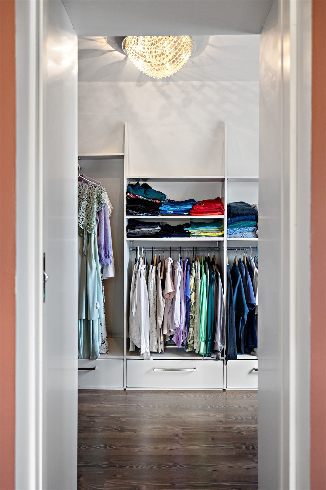 Her får man god plass til garderobeløsninger, sko og tilbehør, samtidig som alt er samlet på ett sted. Den praktiske adkomsten gjør at hovedsoverommet fremstår som en komplett master suite med både eget bad og walk-in closet. Galleribilde