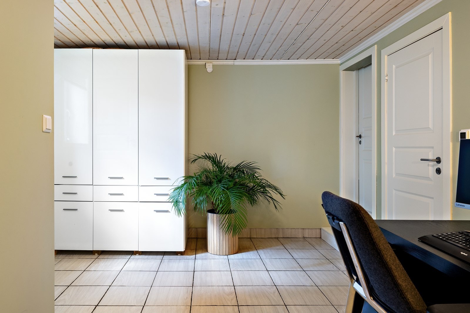 Rommet egner seg ypperlig som en koselig kjellerstue for ungdommen, et praktisk hjemmekontor med ro og arbeidsro. Vest veggen i kjellerstua / gang - har alt klart for å sette opp kjøkken. (avløp/vannrør/strøm) - denne veggen Galleribilde