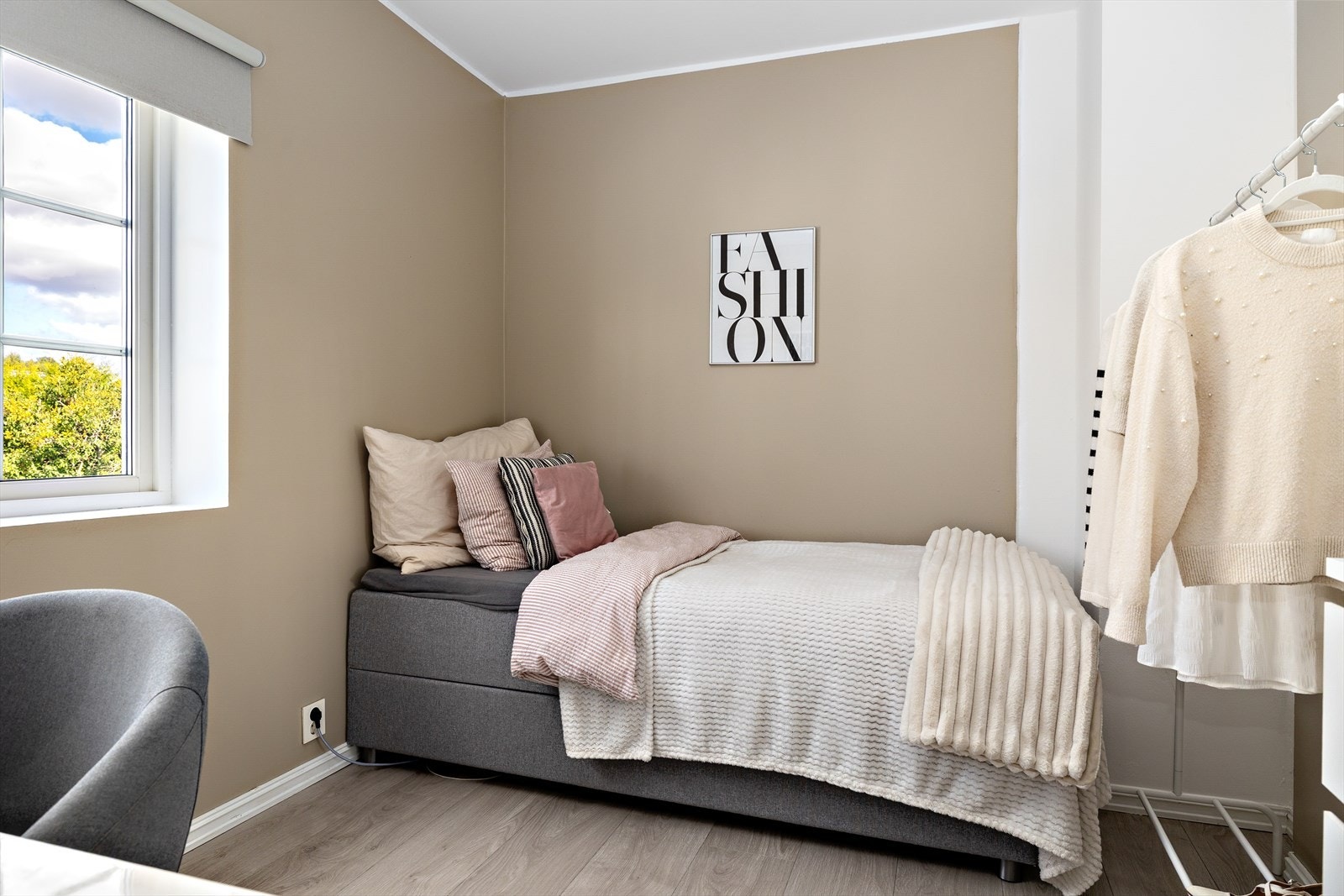 I hovedetasjen finner du et lyst og pent soverom med en behagelig atmosfære. Rommet er lett å møblere og har plass til både seng, garderobe og øvrig møblement. Dette er et rom som passer like godt som gjesterom, barnerom eller hjemmekontor. Galleribilde