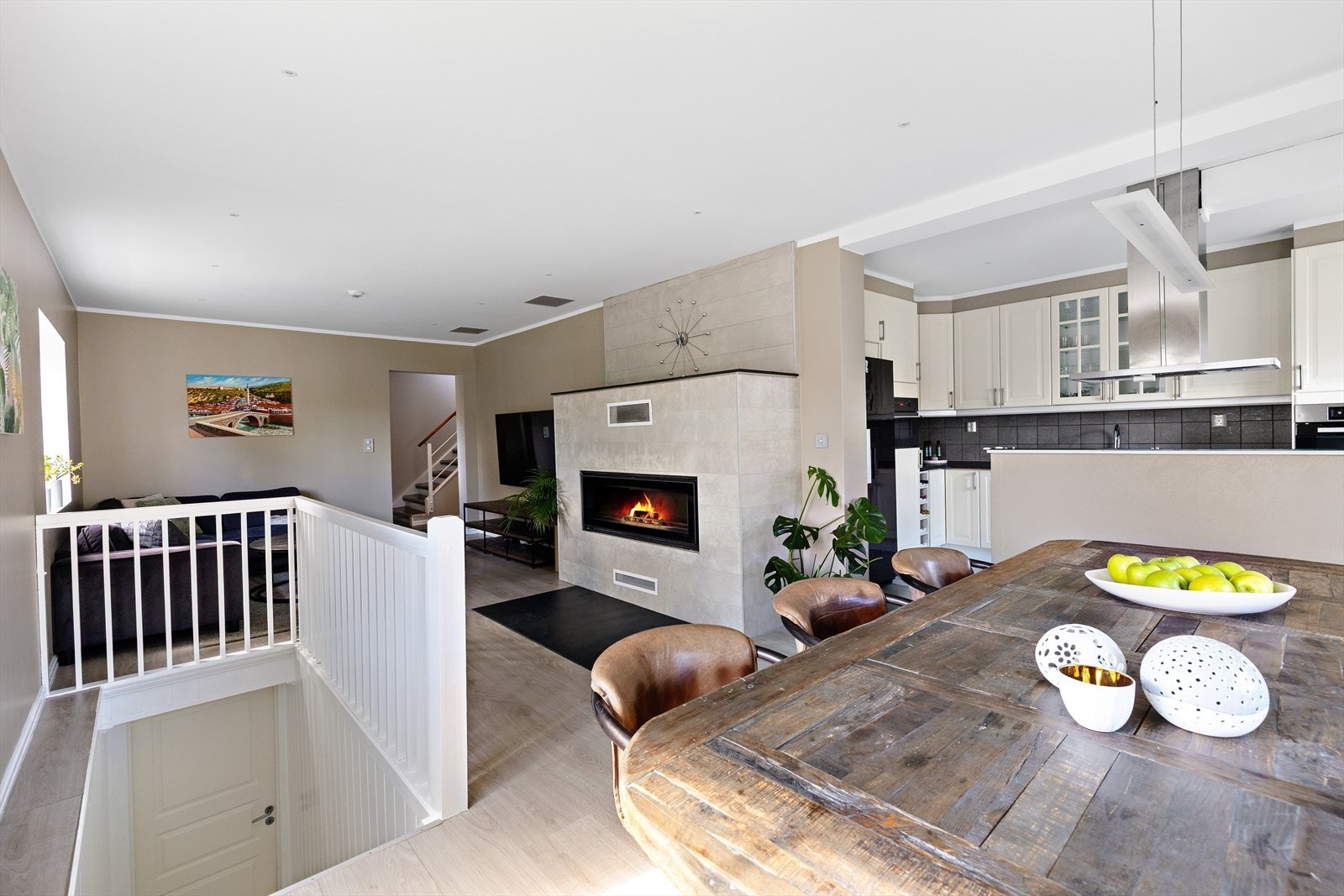 Rett utenfor kjøkkenet finner du en hyggelig og praktisk spiseplass, perfekt plassert for både hverdagsmåltider og sosiale sammenkomster. Fra spiseplassen har du også direkte adkomst til trappen som leder ned til kjelleretasjen. Galleribilde