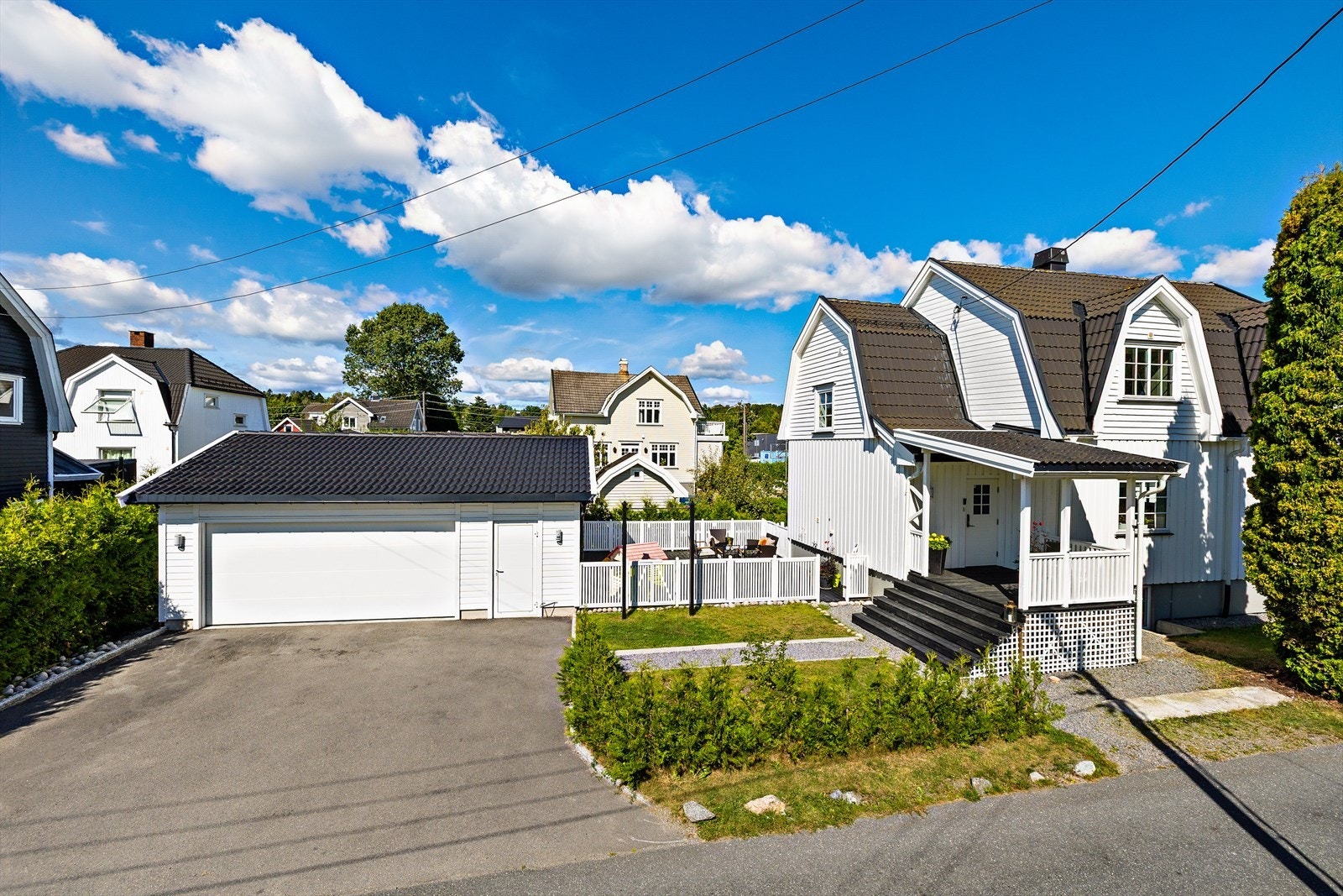 Eiendommen byr på asfaltert gårdsplass og en romslig dobbelgarasje - praktisk og bekvemt i hverdagen. Galleribilde