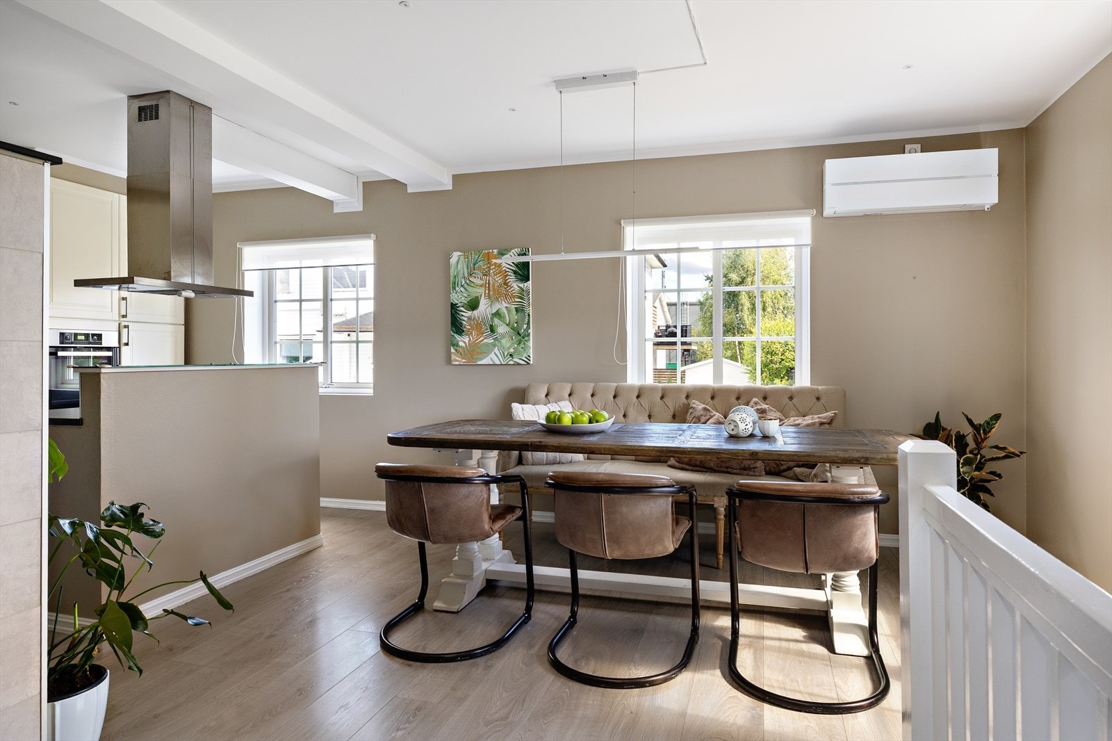 Her er det god plass til spisebord hvor familien kan samles til frokost, middag eller lange kvelder med gjester - en naturlig forlengelse av kjøkkenet som gjør rommet både funksjonelt og innbydende. Galleribilde