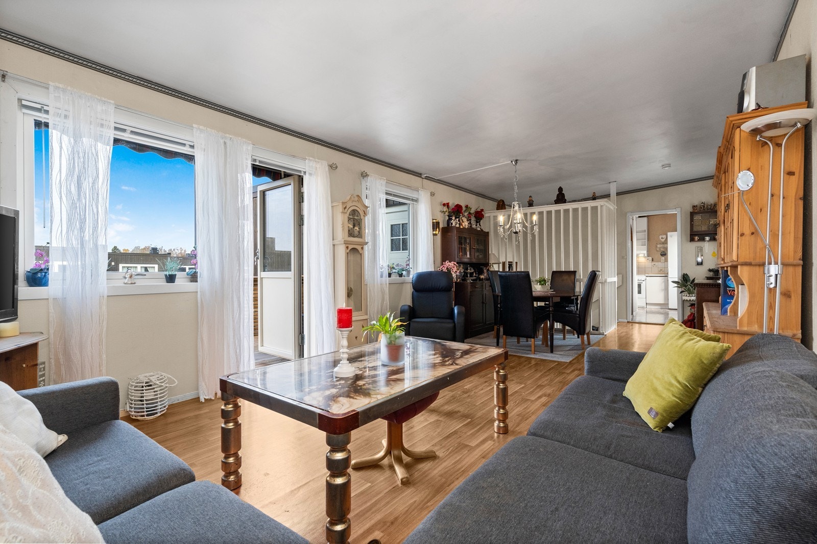 Stuen er romslig og har mye naturlig belysning Galleribilde