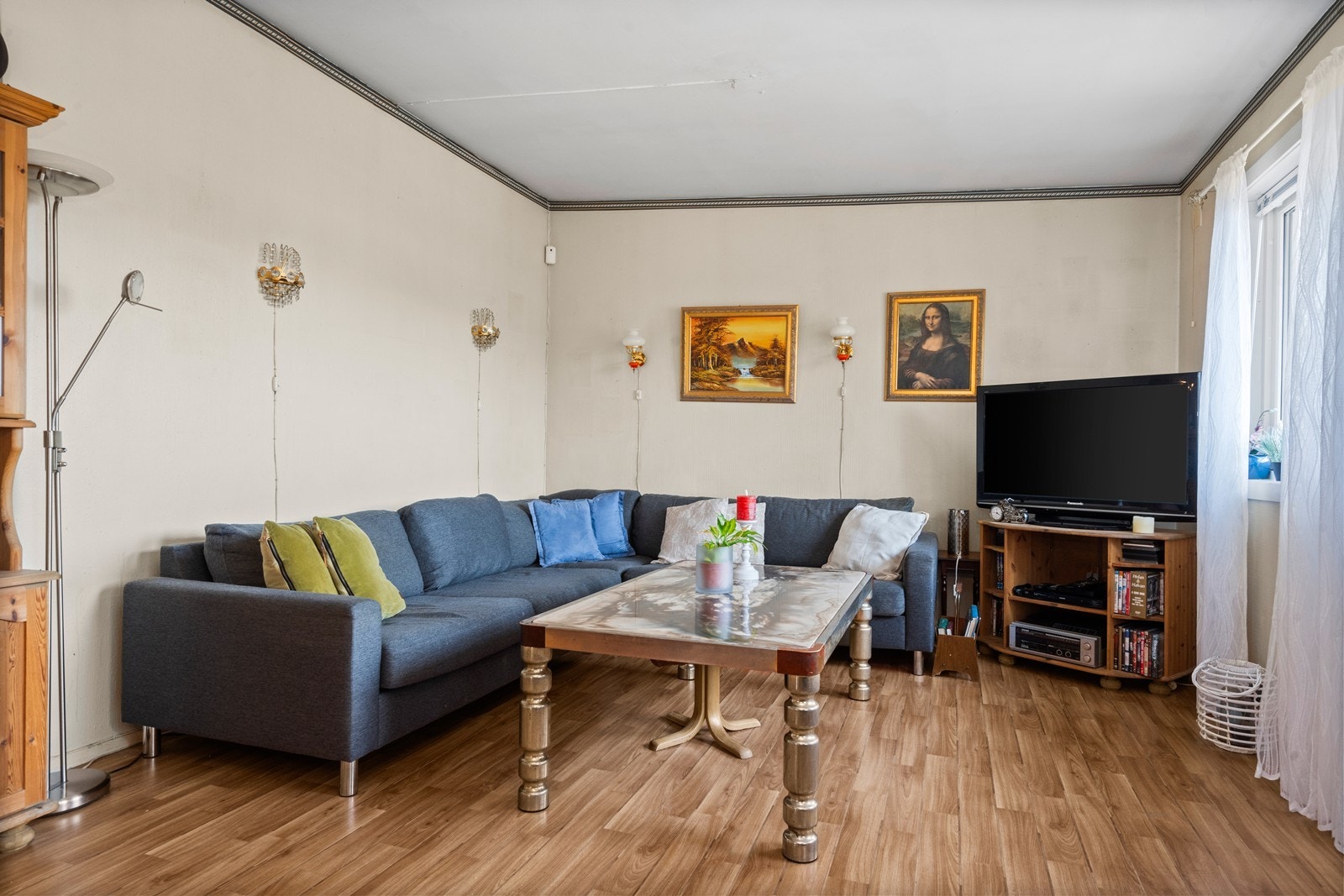 Det er god plass til både sofagruppe og spisebord Galleribilde