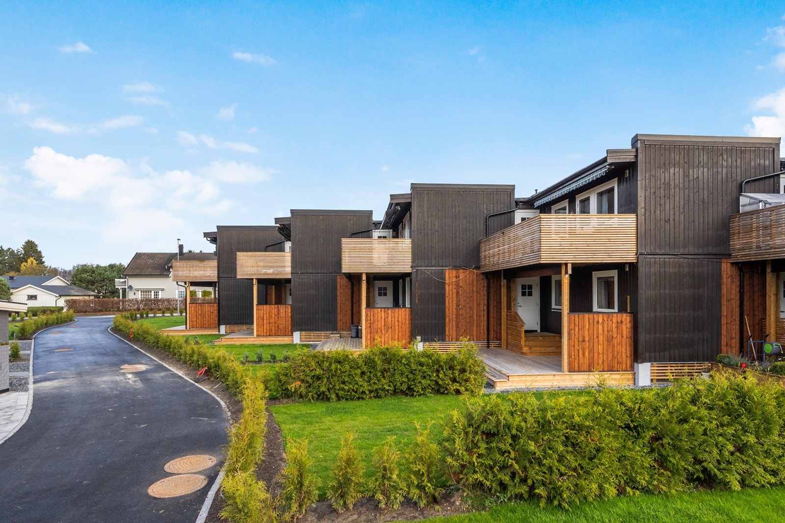 Uteområdene er nylig tatt da det også ble drenert rundt boligene Galleribilde