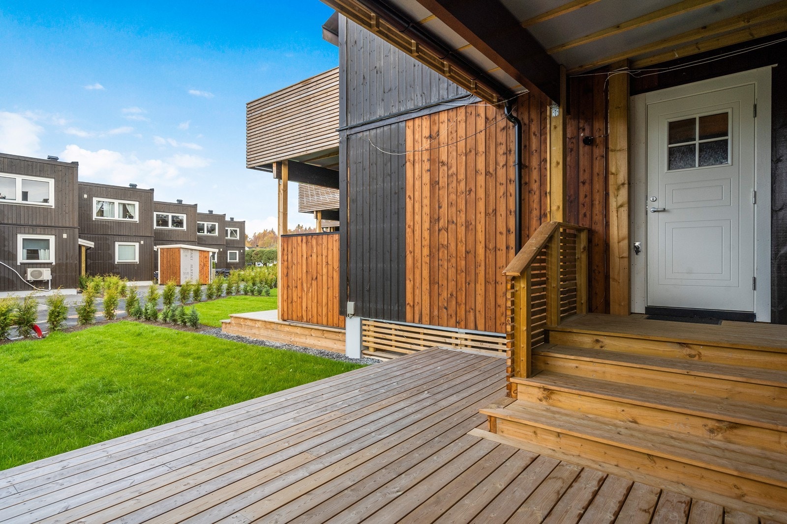 På bakkeplan er det utgang til terrasse på 18 kvm Galleribilde