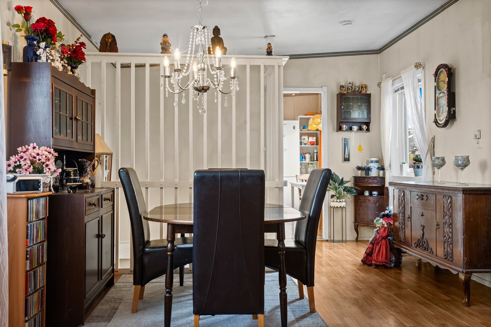 God plass til spisebord mellom sofagruppen og kjøkkenet Galleribilde