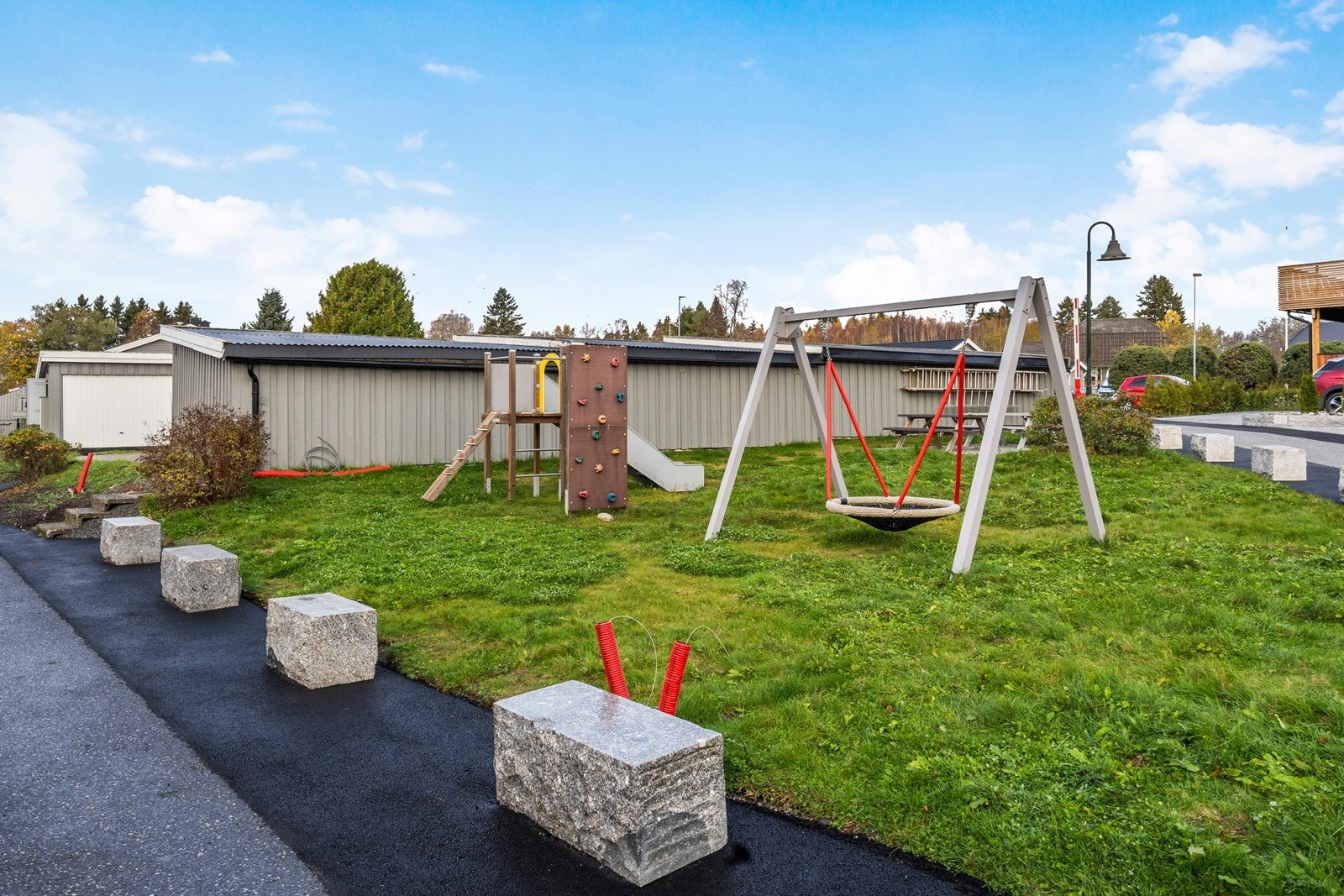 Koselige fellesområder og lekeplass på borettslagets tomt Galleribilde