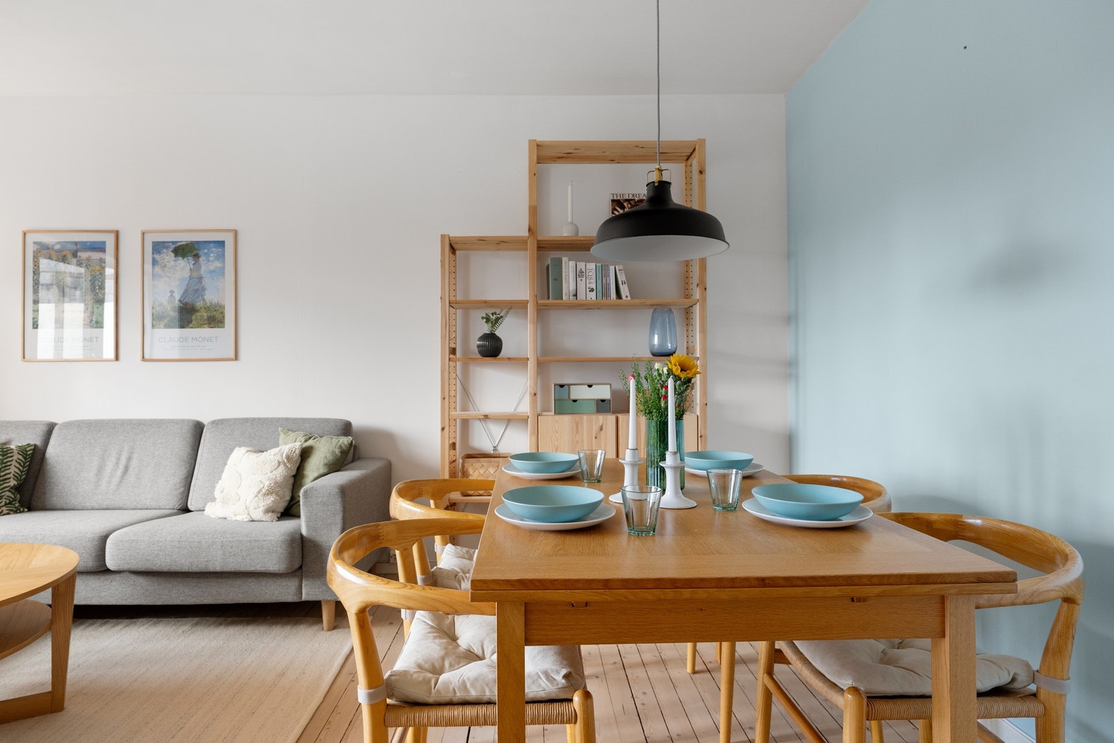 Spiseplassen har en naturlig sone i stuen hvor måltider enkelt kan nytes i rolige og innbydende omgivelser. Galleribilde