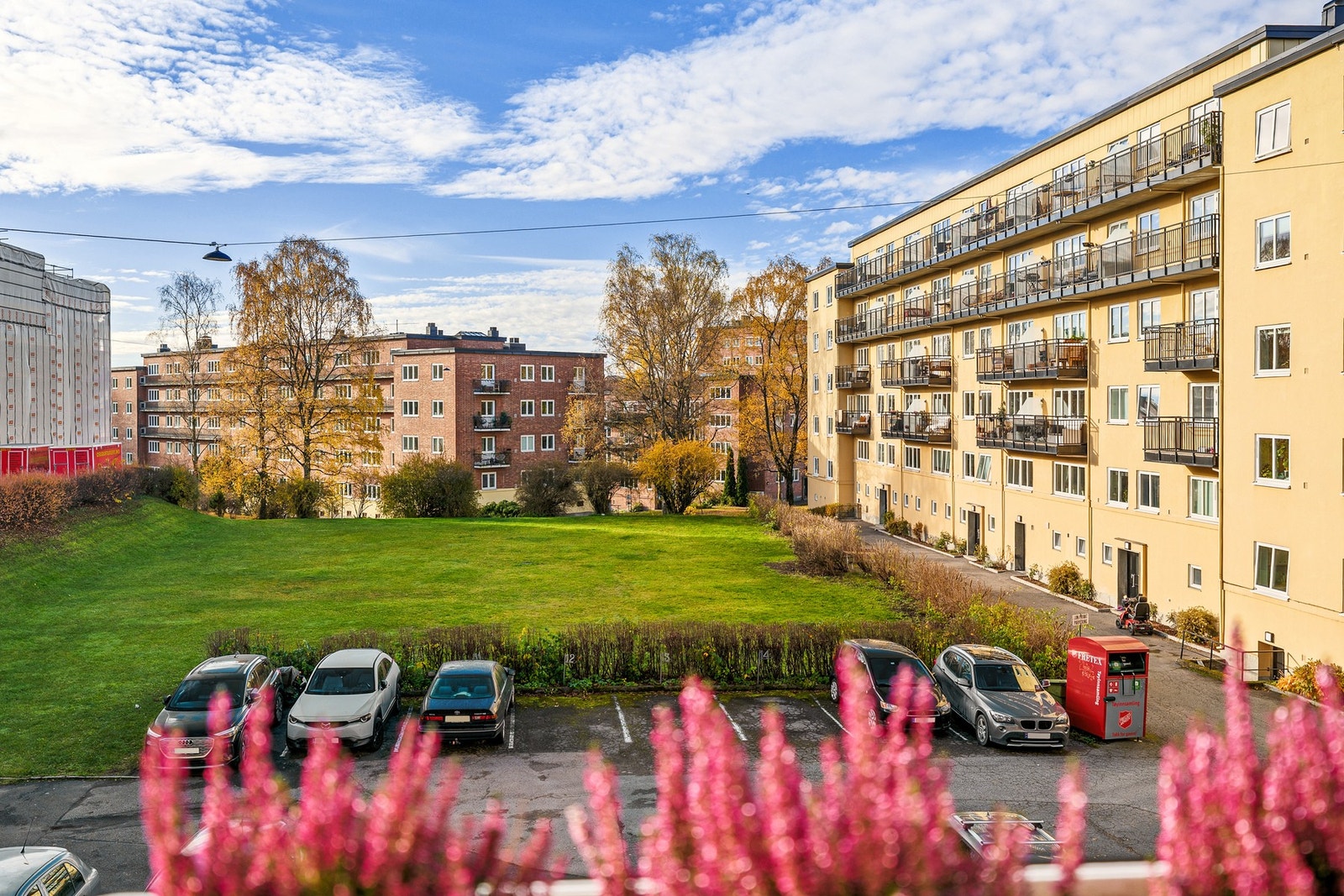 Fra balkongen har du et fredelig utsyn over den grønne plenen. Galleribilde