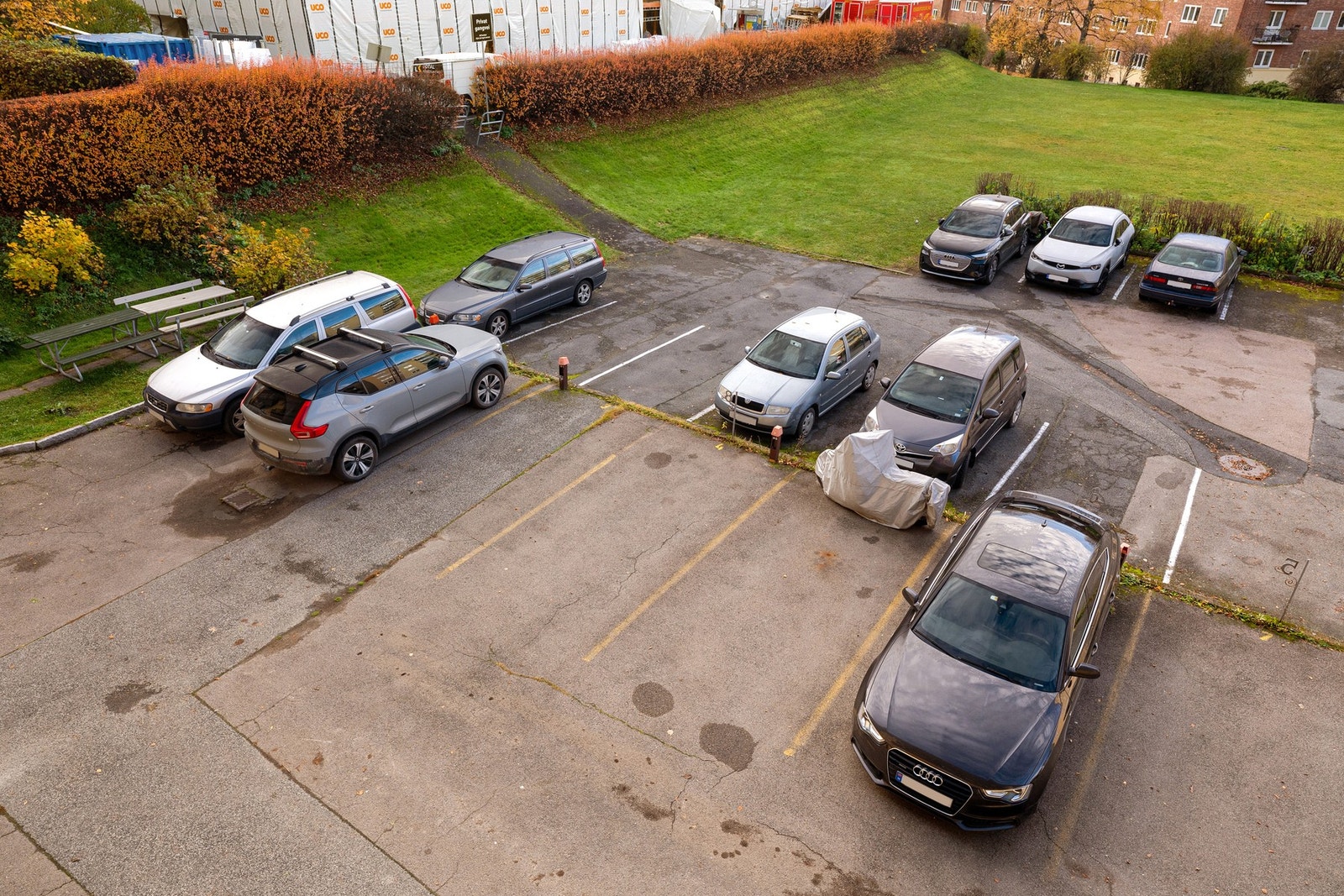 Borettslaget har 14 parkeringsplasser til leie etter venteliste. Galleribilde