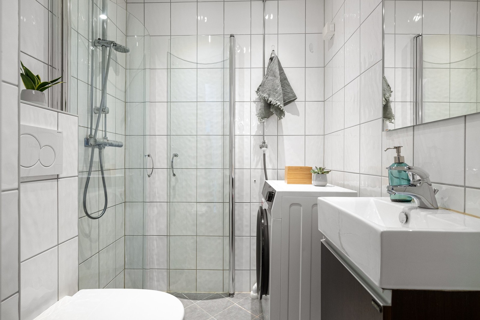 Badet har opplegg for vaskemaskin, som gjør hverdagen enkel og praktisk. Galleribilde