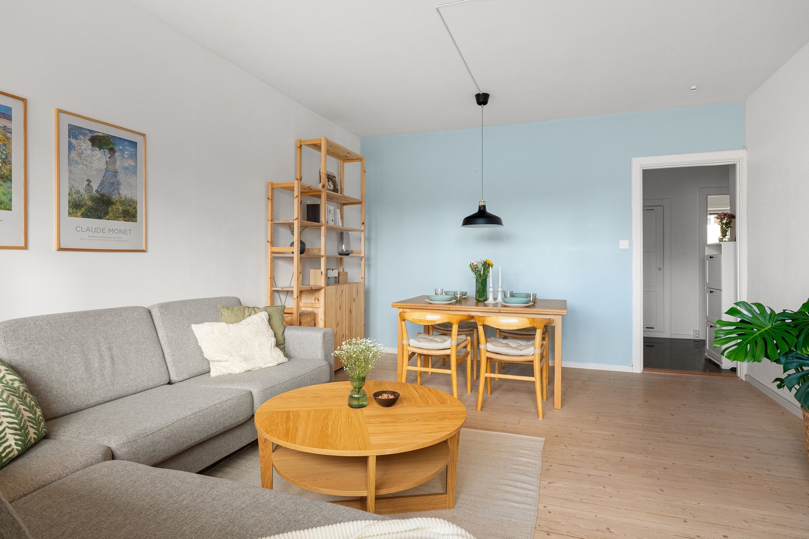 Det vakre tregulvet gir leiligheten en tidløs eleganse. Galleribilde