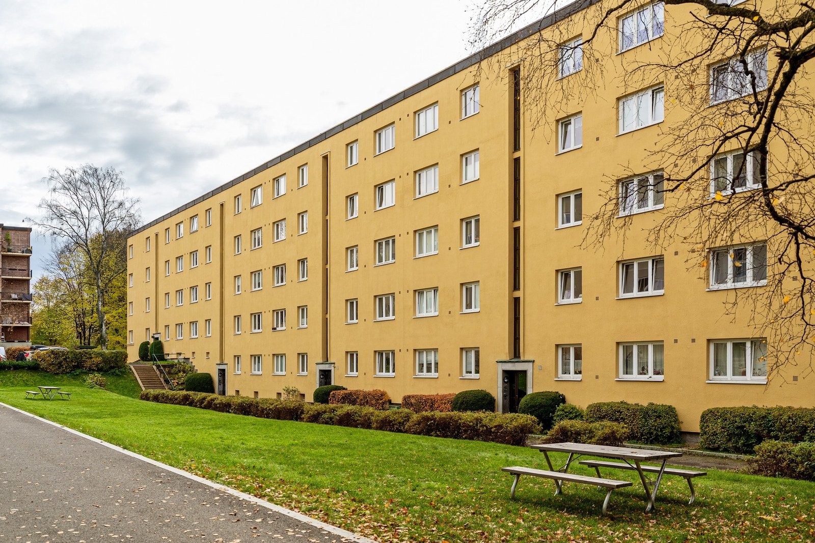 Rundt bygget er det pent opparbeidet med gressplen, hekker, sittegrupper og asfalterte veier. Galleribilde