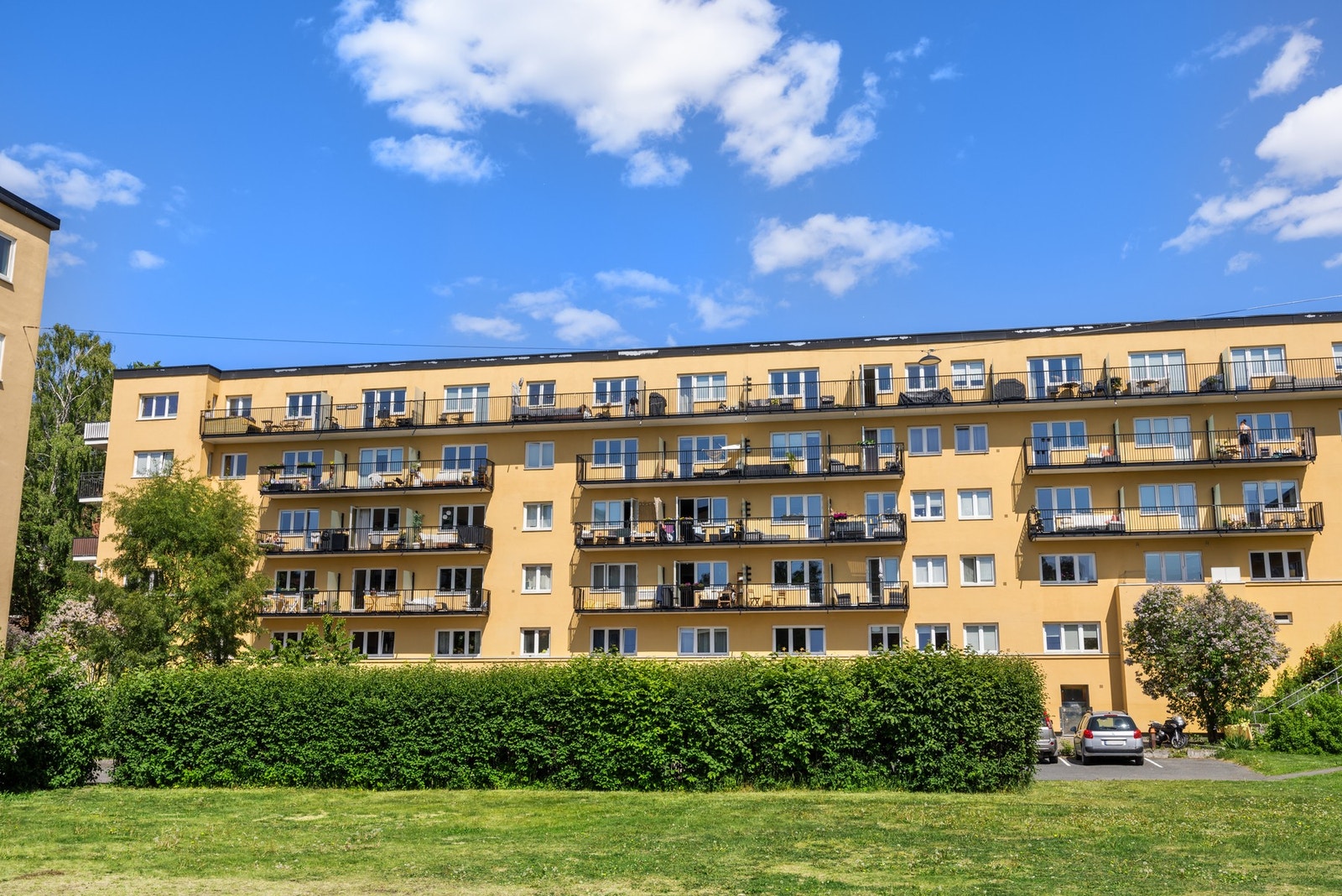 Fasade. Rett på utsiden er det en stor gressplen hvor varme sommerdager kan nytes. Galleribilde