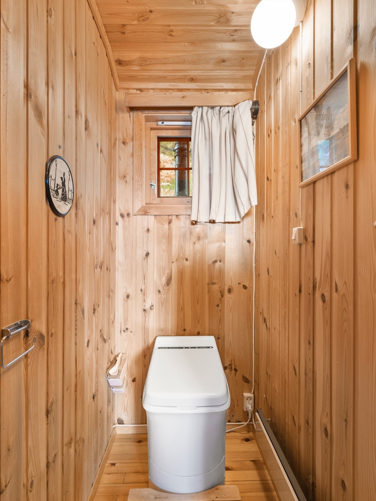 Toalettrom med elektrisk wc. Galleribilde