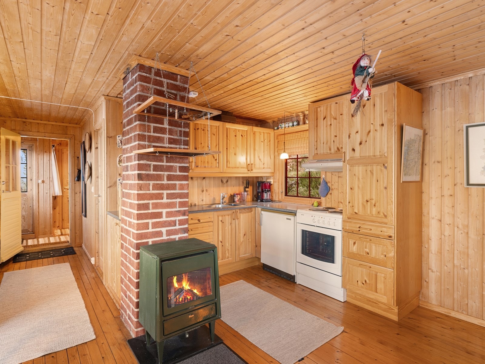 Stue og kjøkken i åpen løsning. Galleribilde