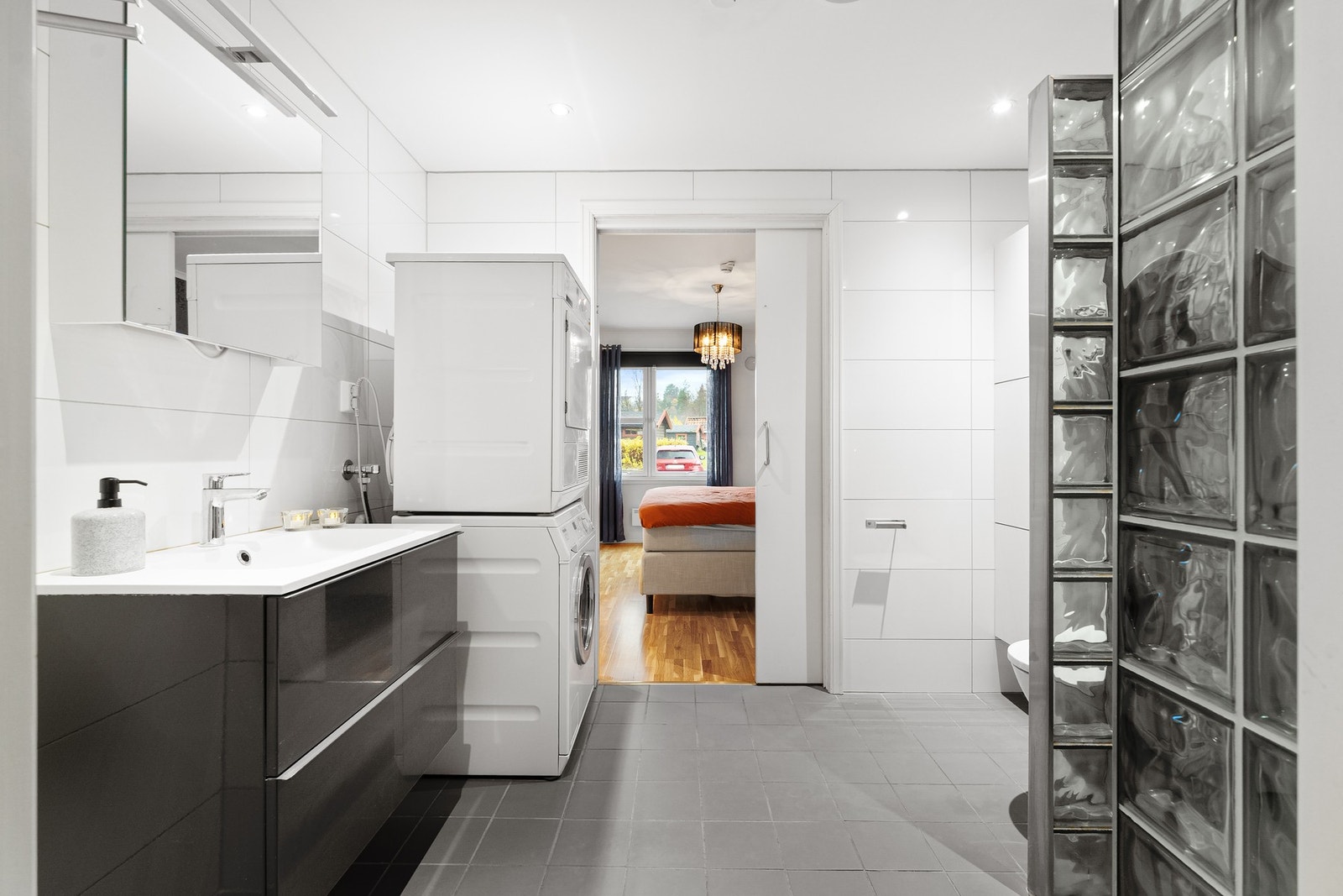 Romslig bad på hele 7 kvm. Badet har opplegg for vaskemaskin. Galleribilde