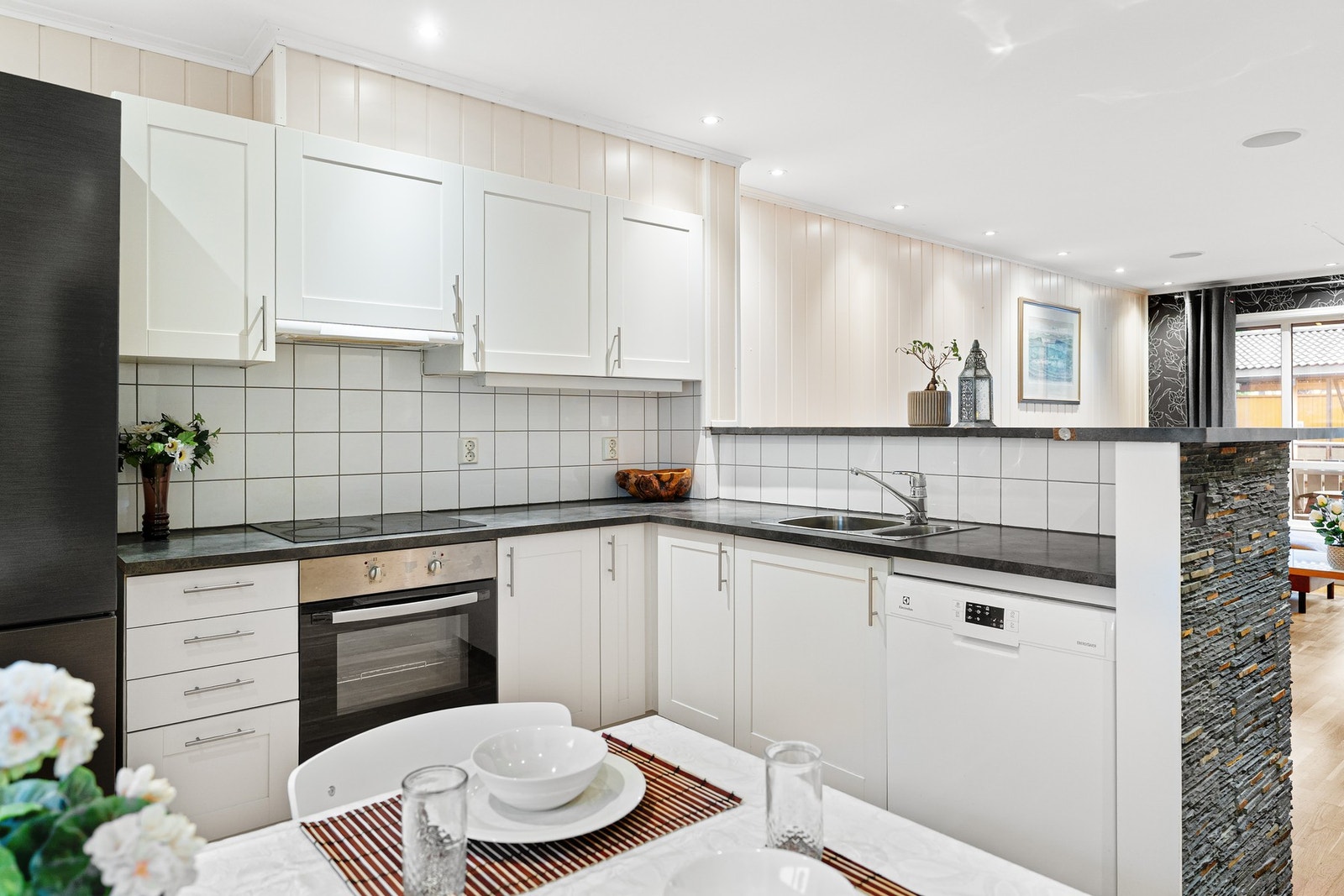 Kjøkkenet har rikelig med skap- og benkeplass. Kjøkkenet har fått tildelt tg1 av takstmann. Galleribilde