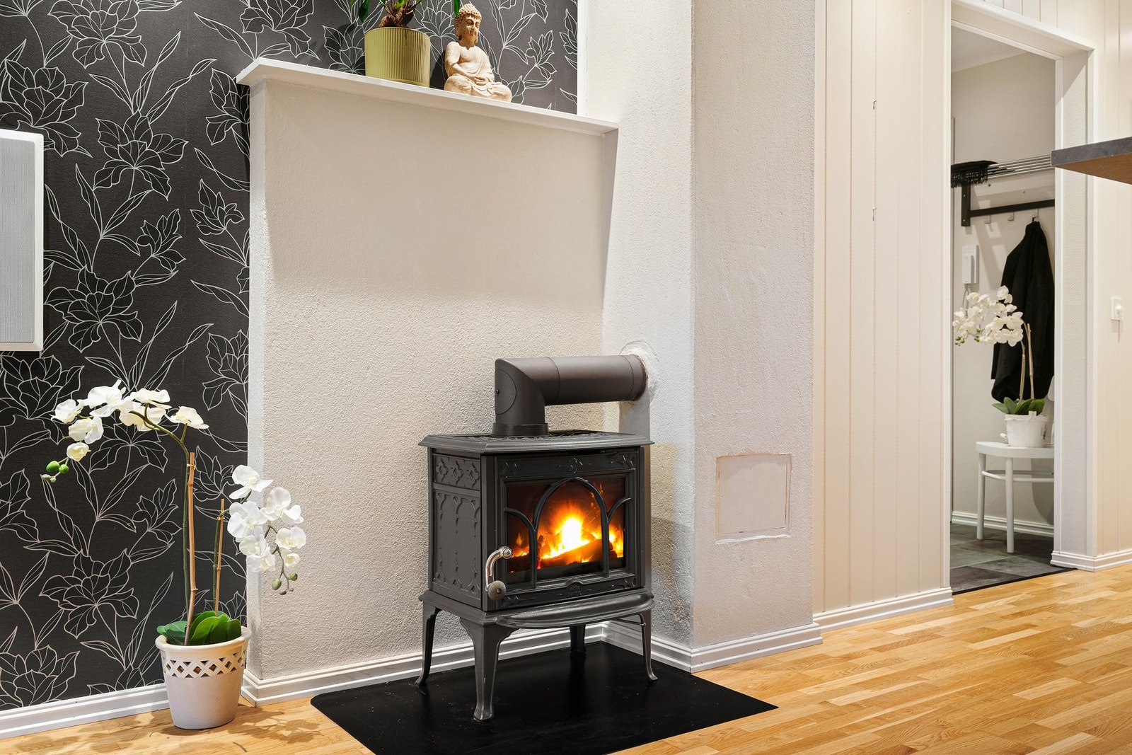 Vedovnen bidrar til en hyggelig atmosfære i rommet. Galleribilde