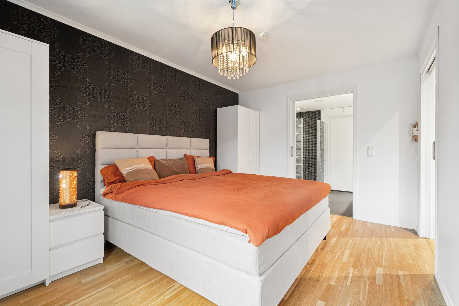 Soverommet har godt med plass til både seng og garderobeløsning. Galleribilde