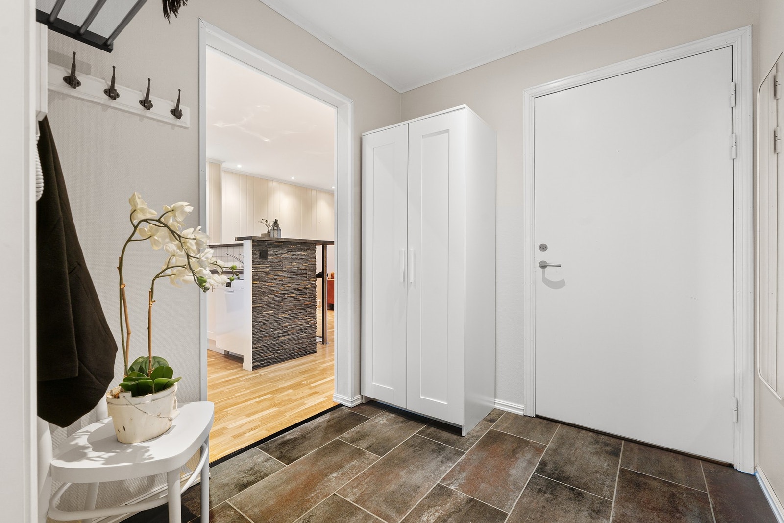 Entre med plass for oppheng av yttertøy og sko. Galleribilde