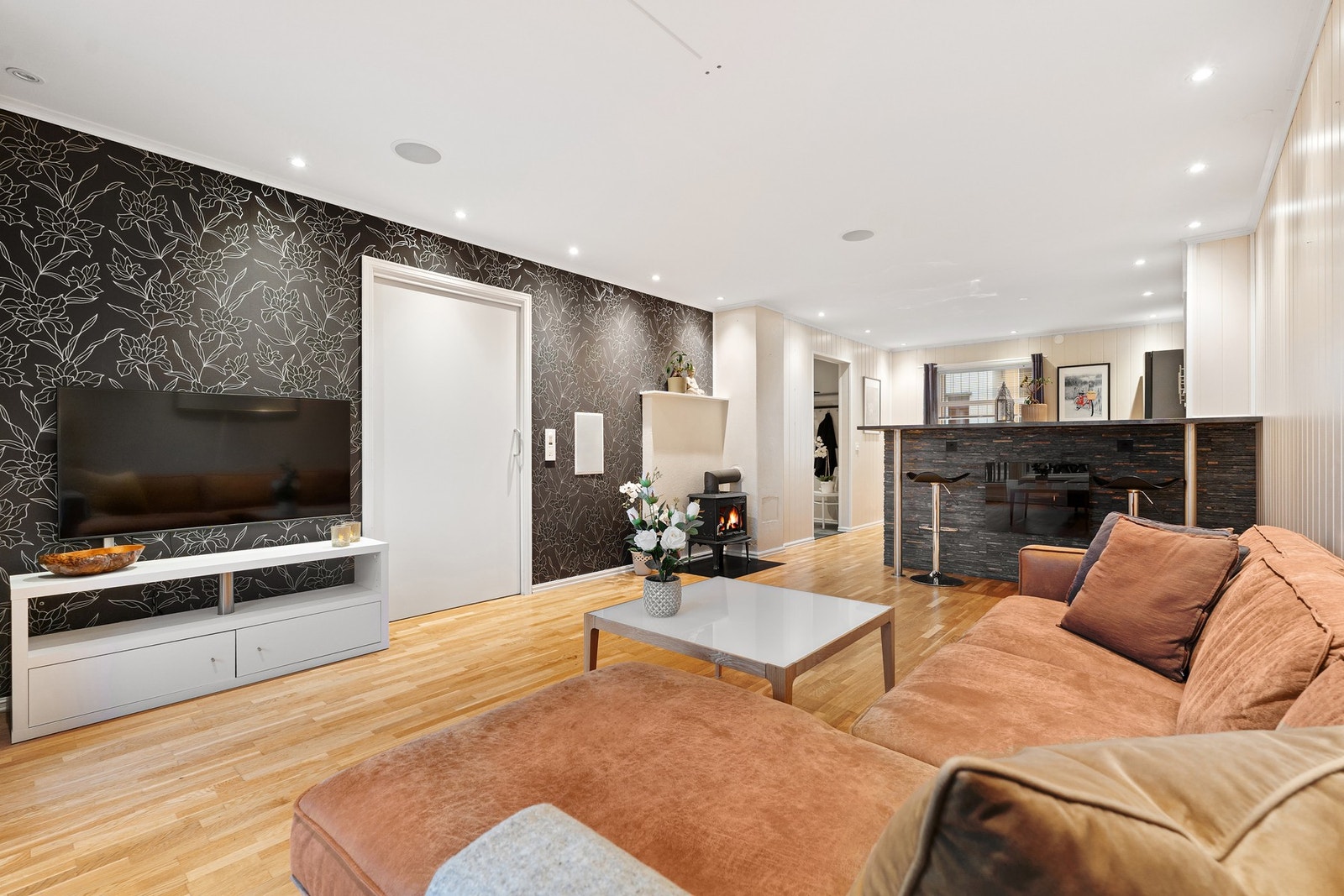 Stor og romslig stue. Stua er oppgradert med blant annet spotter i tak. Galleribilde