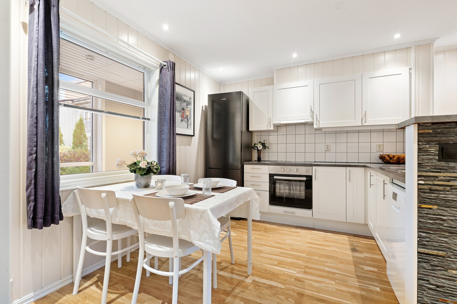 Lyst og pent kjøkken med mye skap- og benkeplass. Galleribilde