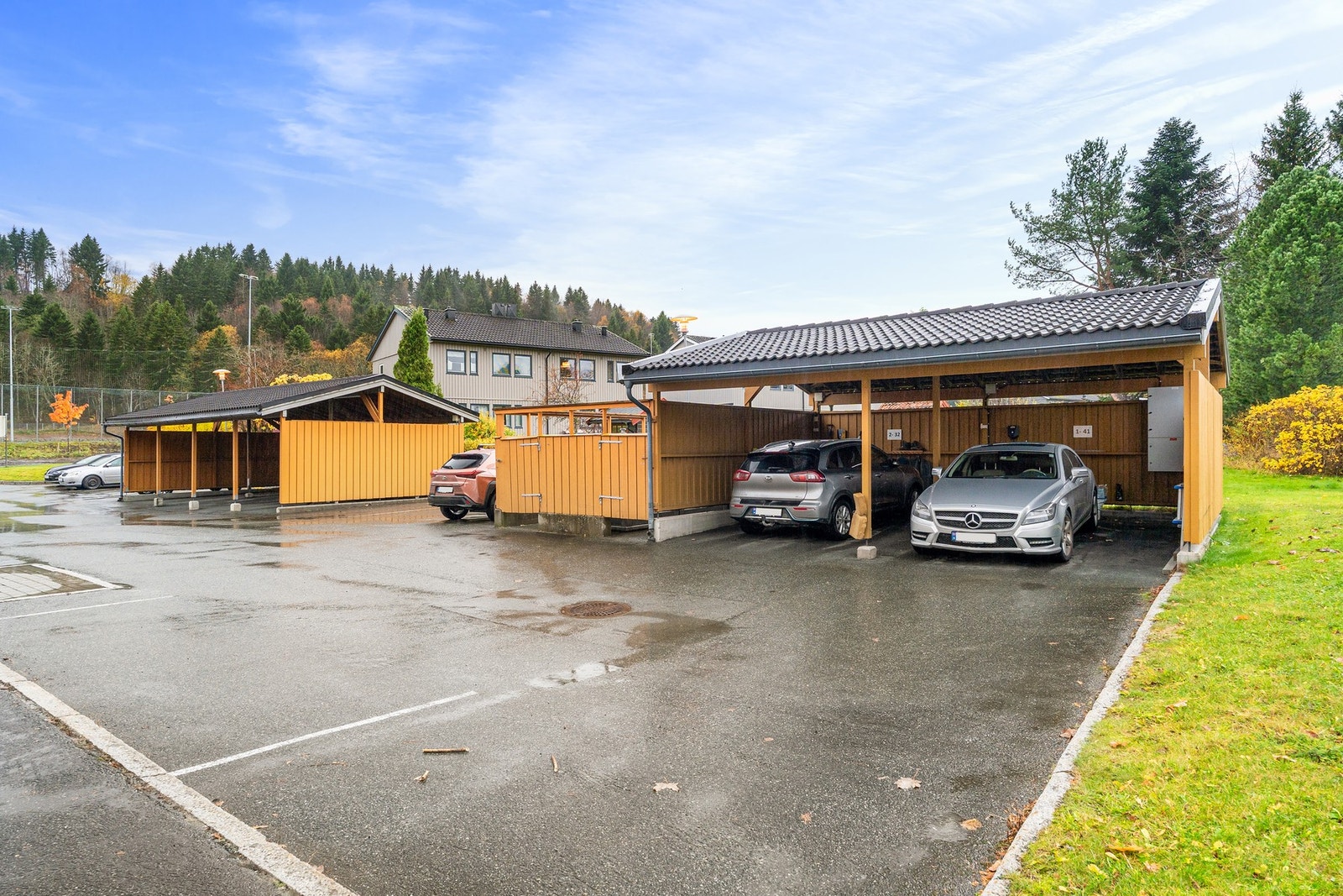 Man har mulighet for å leie utvendig parkeringsplass. Her er det også montert elbil-lader. Galleribilde